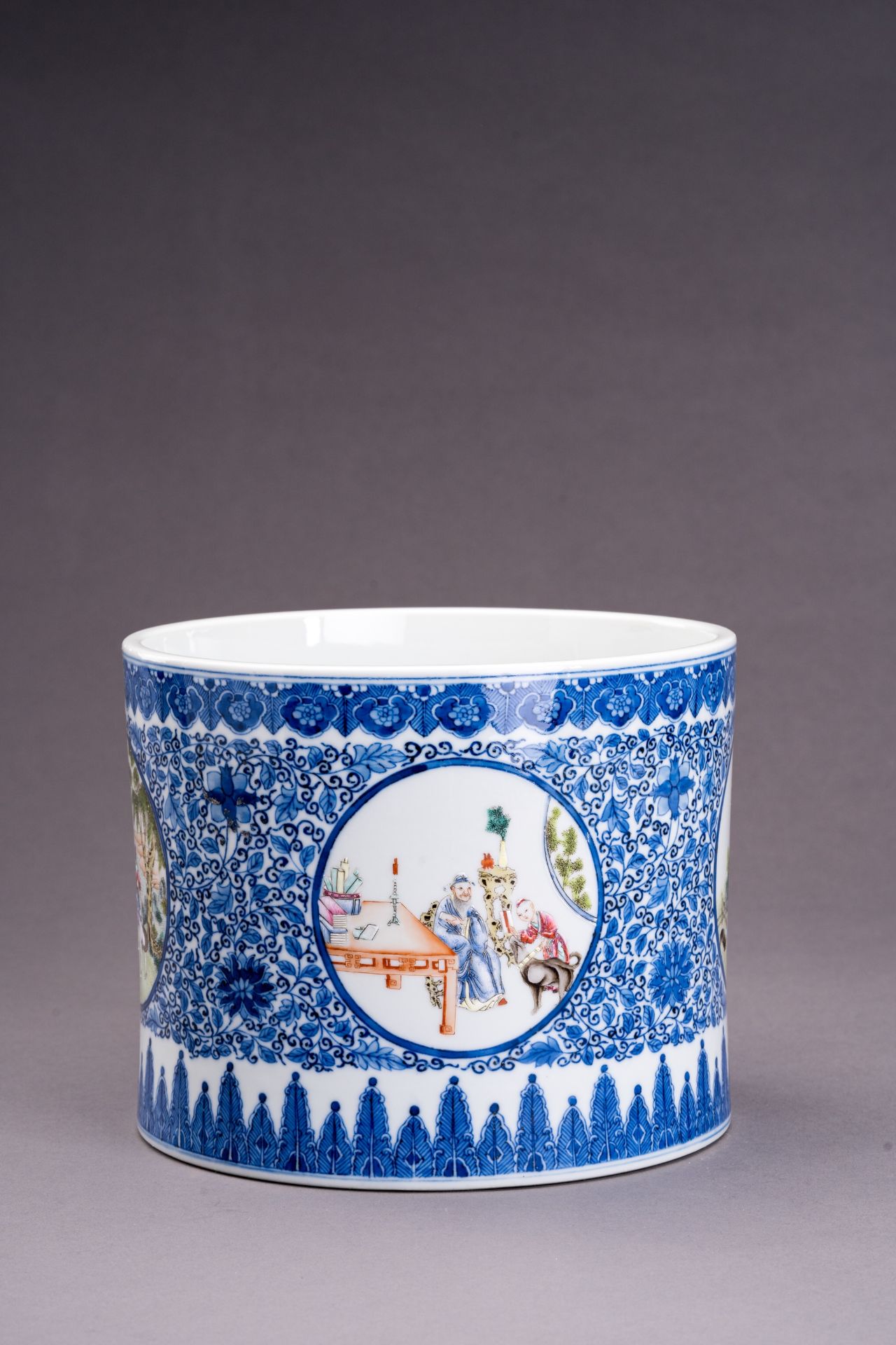 AN UNDERGLAZE BLUE AND POLYCHROME ENAMELED PORCELAIN BRUSHPOT - Image 2 of 7