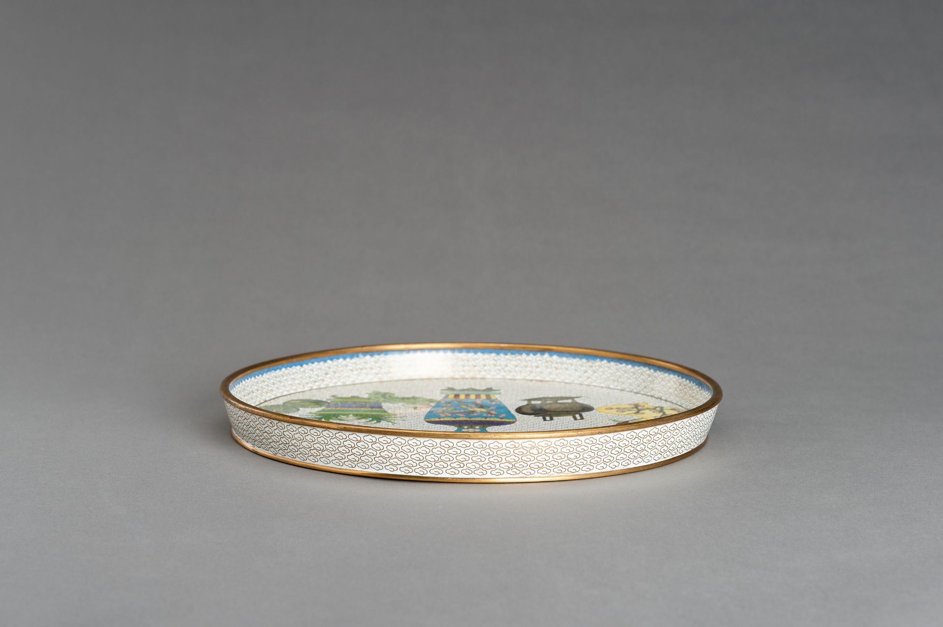 A GILT-BRONZE CLOISONNE ENAMEL 'HUNDRED ANTIQUES' DISH - Image 6 of 10