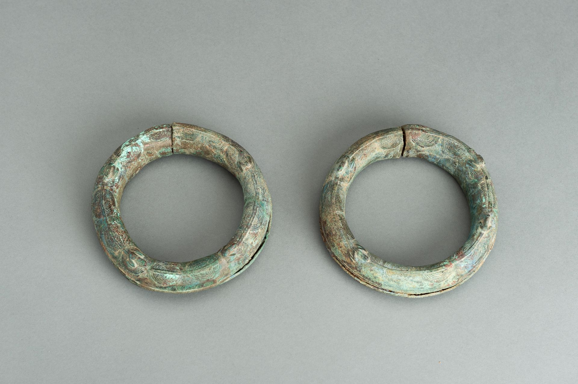 A PAIR OF BRONZE 'FROG' RITUAL BANGLES, DONG SON CULTURE - Bild 3 aus 15