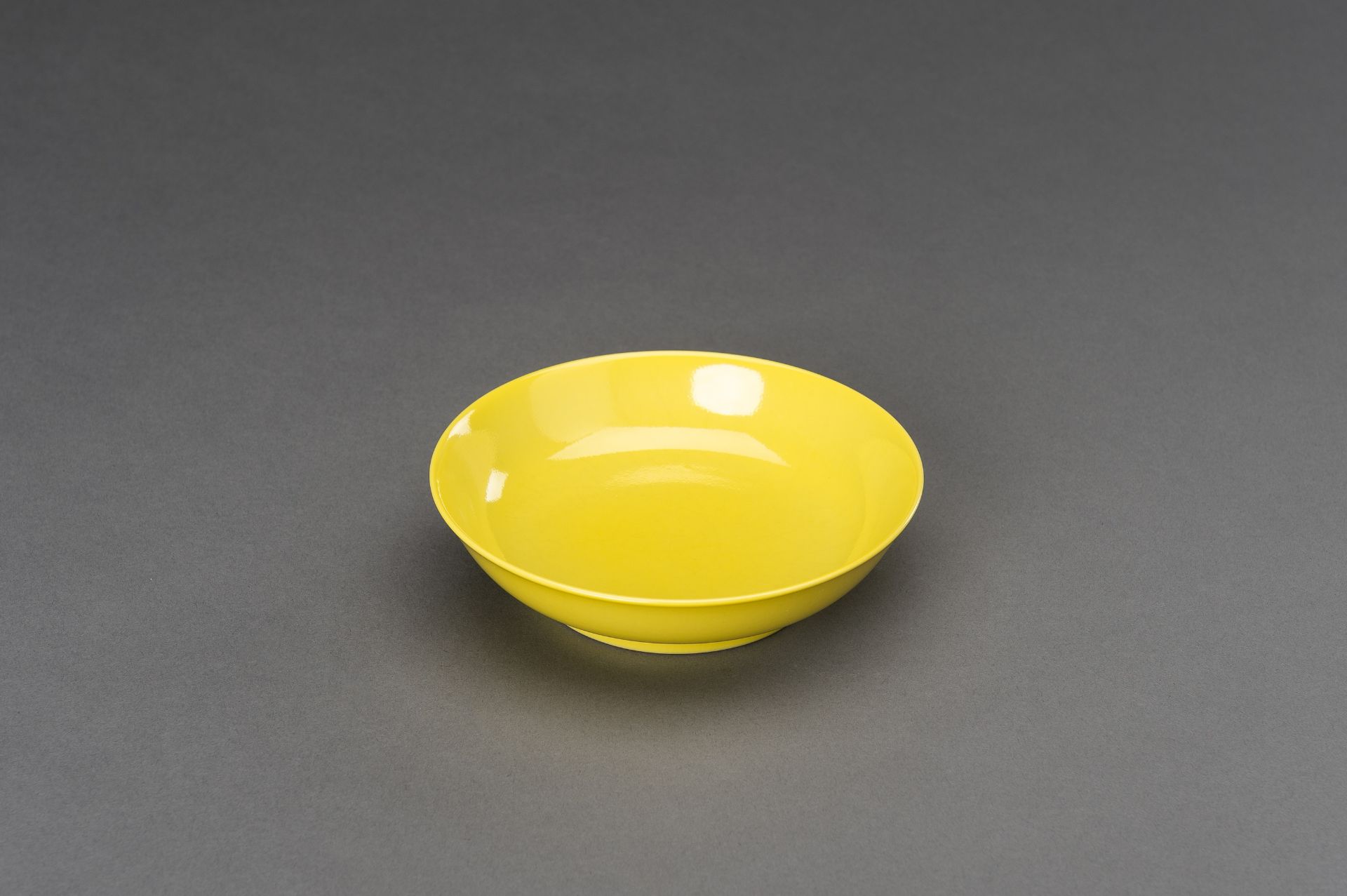 AN YELLOW GLAZED PORCELAIN BOWL - Bild 4 aus 10