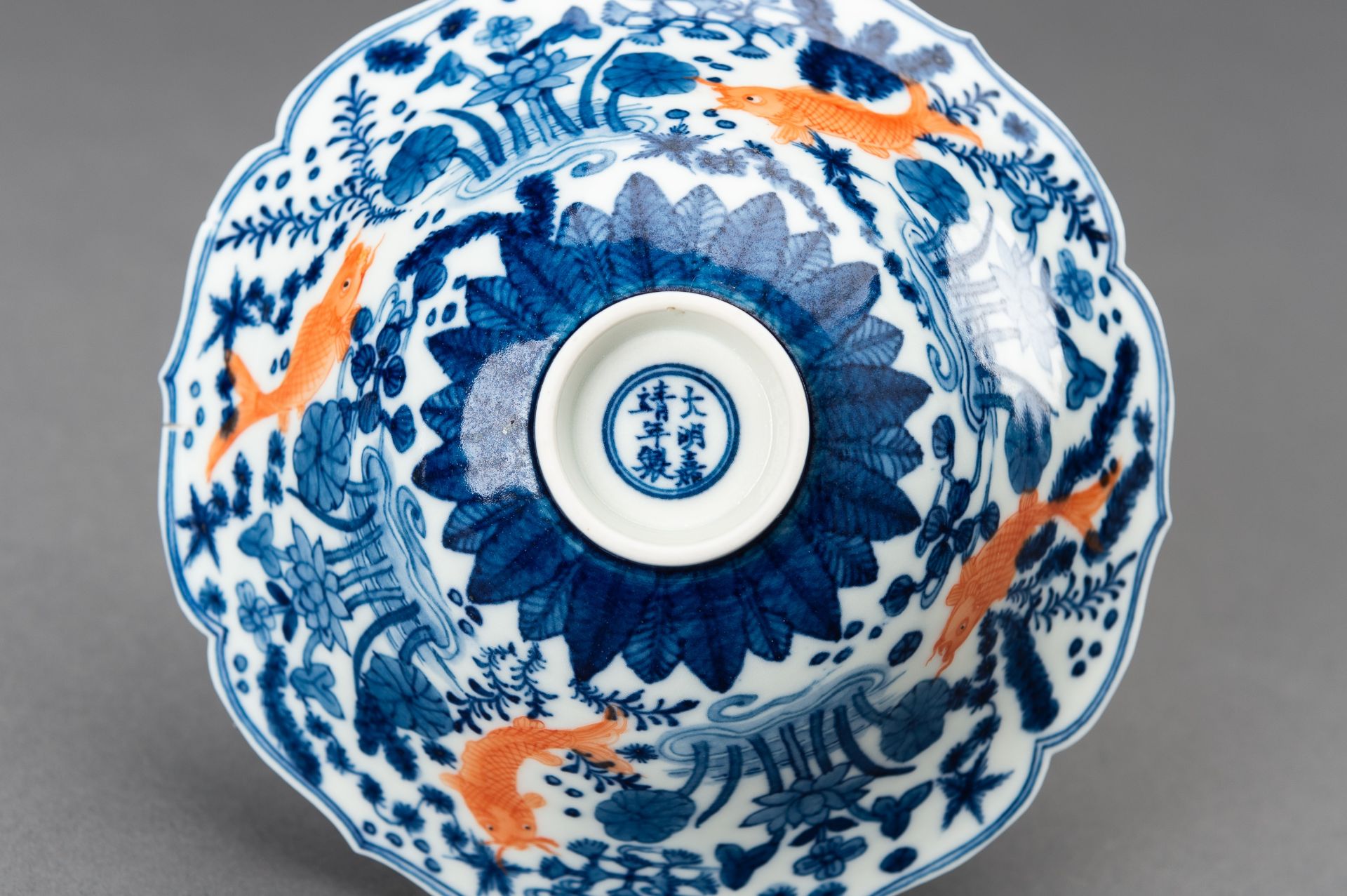 A FINE BLUE AND WHITE 'GOLDFISH' PORCELAIN BOWL, c. 1920s - Bild 13 aus 15