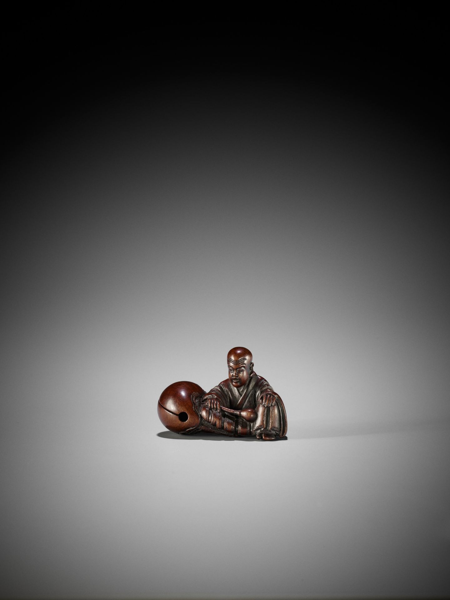 SHURAKU: A FINE WOOD NETSUKE OF A MONK WITH MOKUGYO - Image 4 of 10