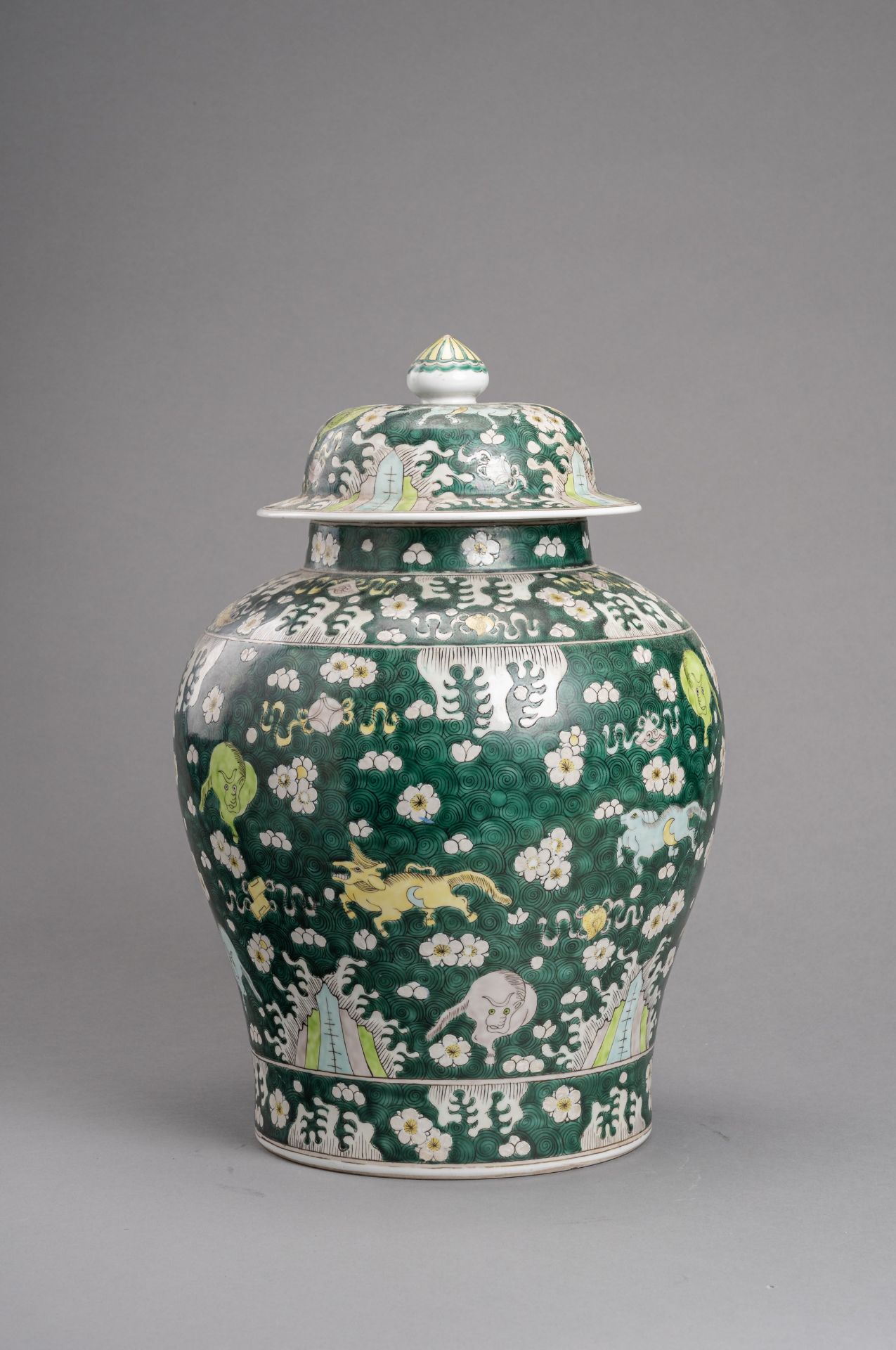 A PORCELAIN FAMILLE VERTE BALUSTER JAR AND COVER, QING - Image 4 of 9