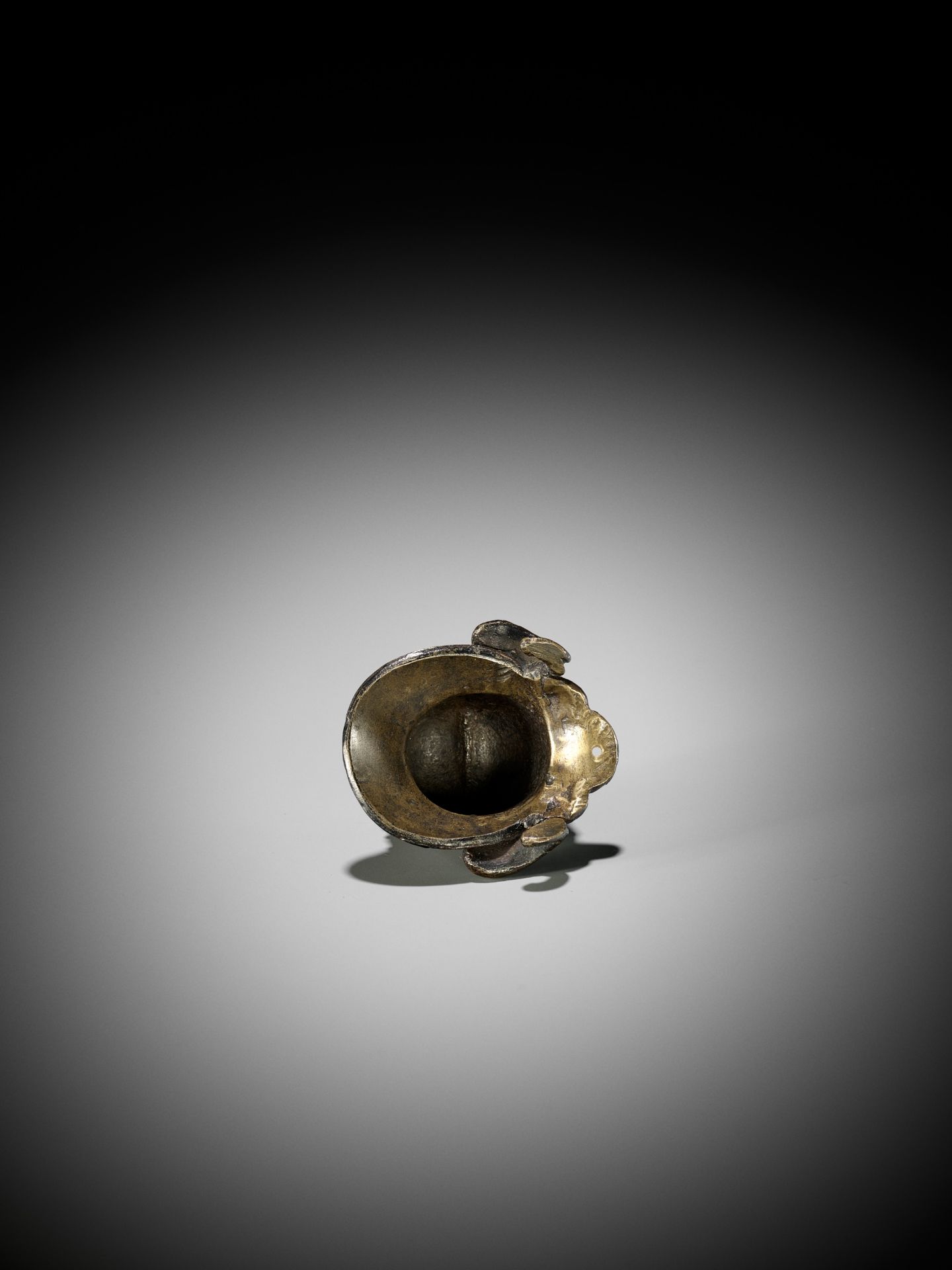 A MINIATURE BRONZE MODEL OF A KABUTO - Image 9 of 9