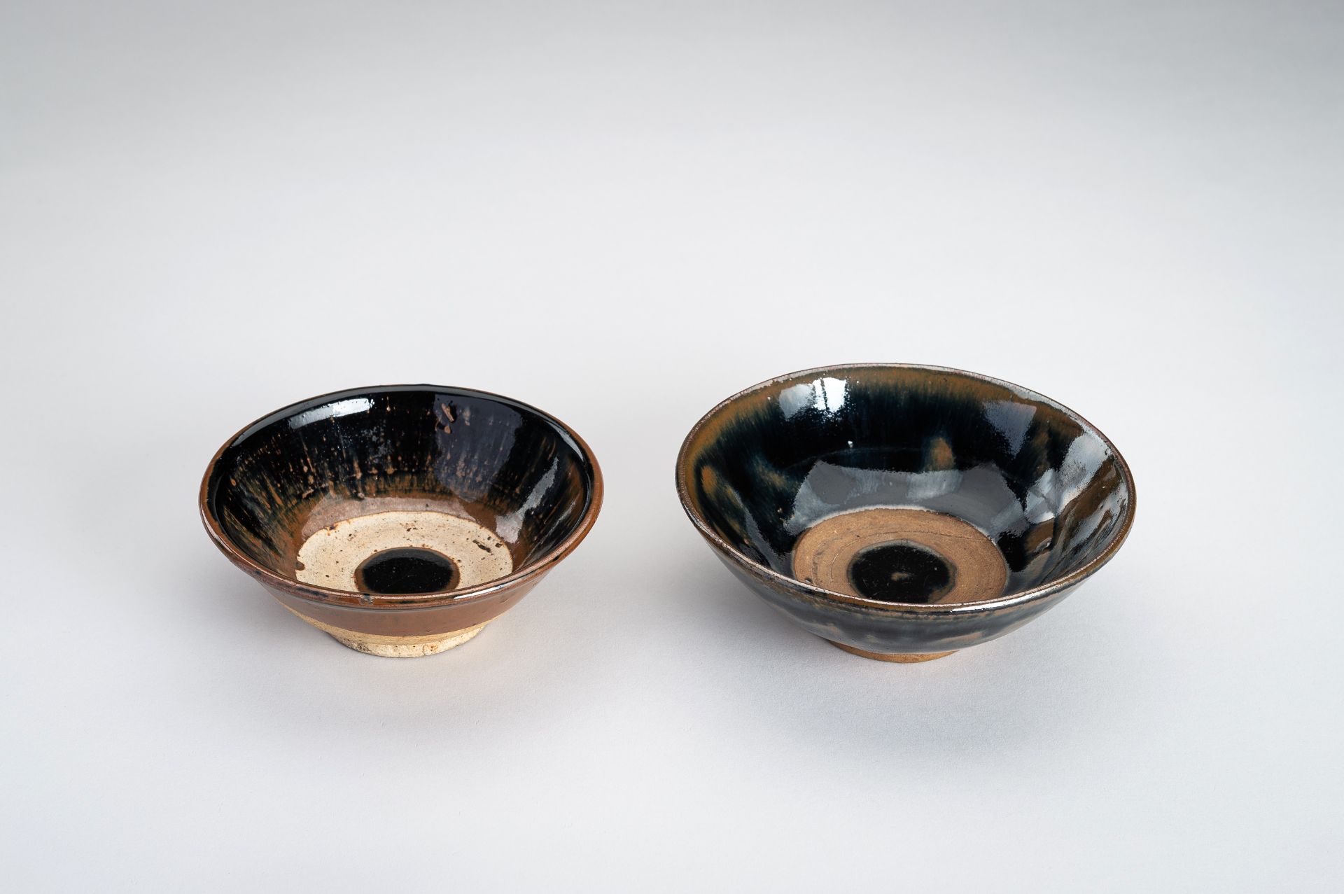 A LOT WITH TWO SONG STYLE BLACK AND BROWN GLAZED BOWLS - Bild 2 aus 13