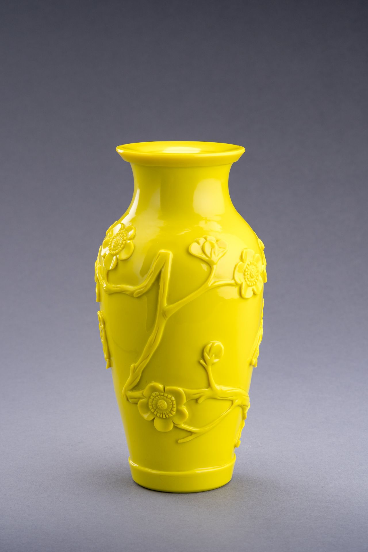 A BRIGHT YELLOW PEKING GLASS 'FLOWERS' VASE, REPUBLIC PERIOD - Image 2 of 7