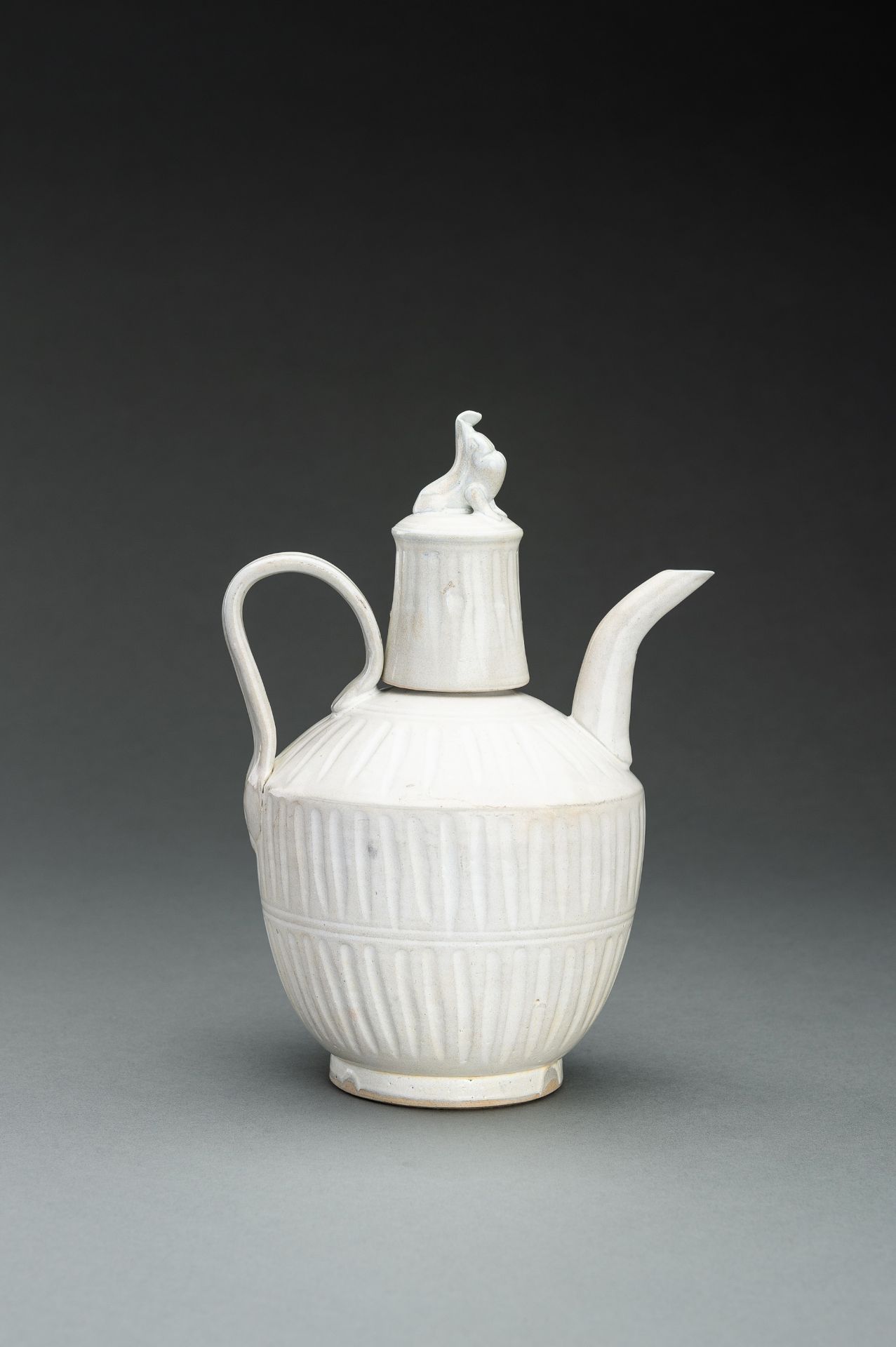 A DING-TYPE WHITE GLAZED CERAMIC EWER, QING - Bild 4 aus 10