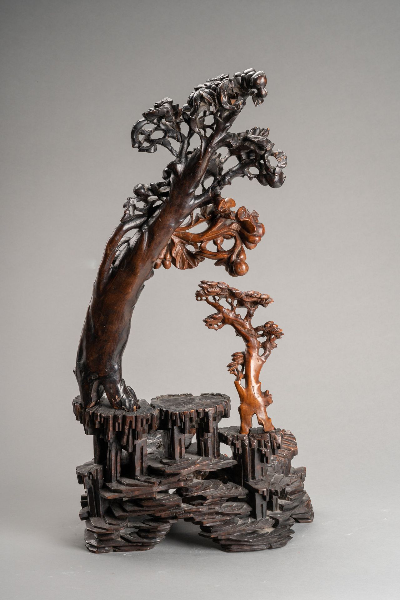 A LARGE CARVED BURLWOOD DISPLAY STAND - Image 4 of 8