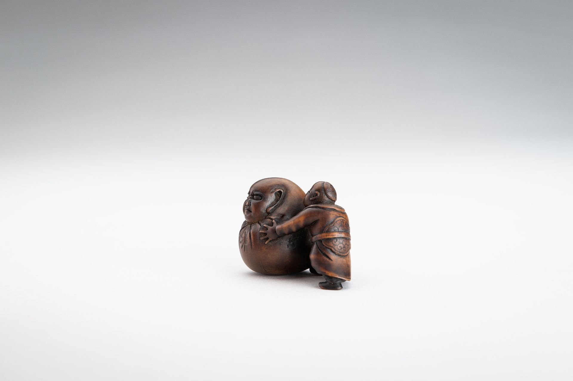 A WOOD NETSUKE OF A BOY WITH YUKI DARUMA (SNOWBALL) - Image 8 of 10