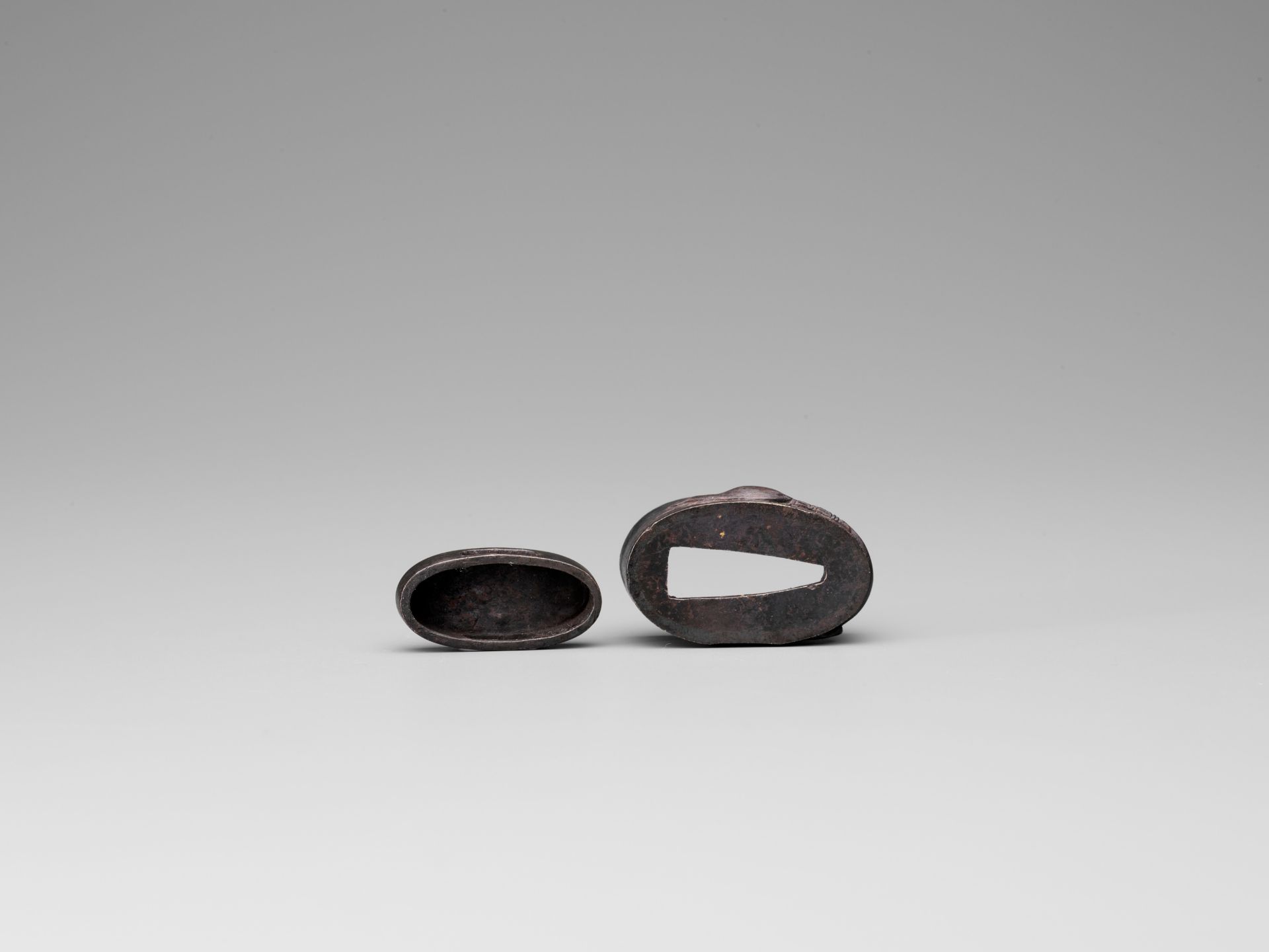 A FUCHI AND KASHIRA WITH DARUMA AND HOSSU - Image 4 of 6