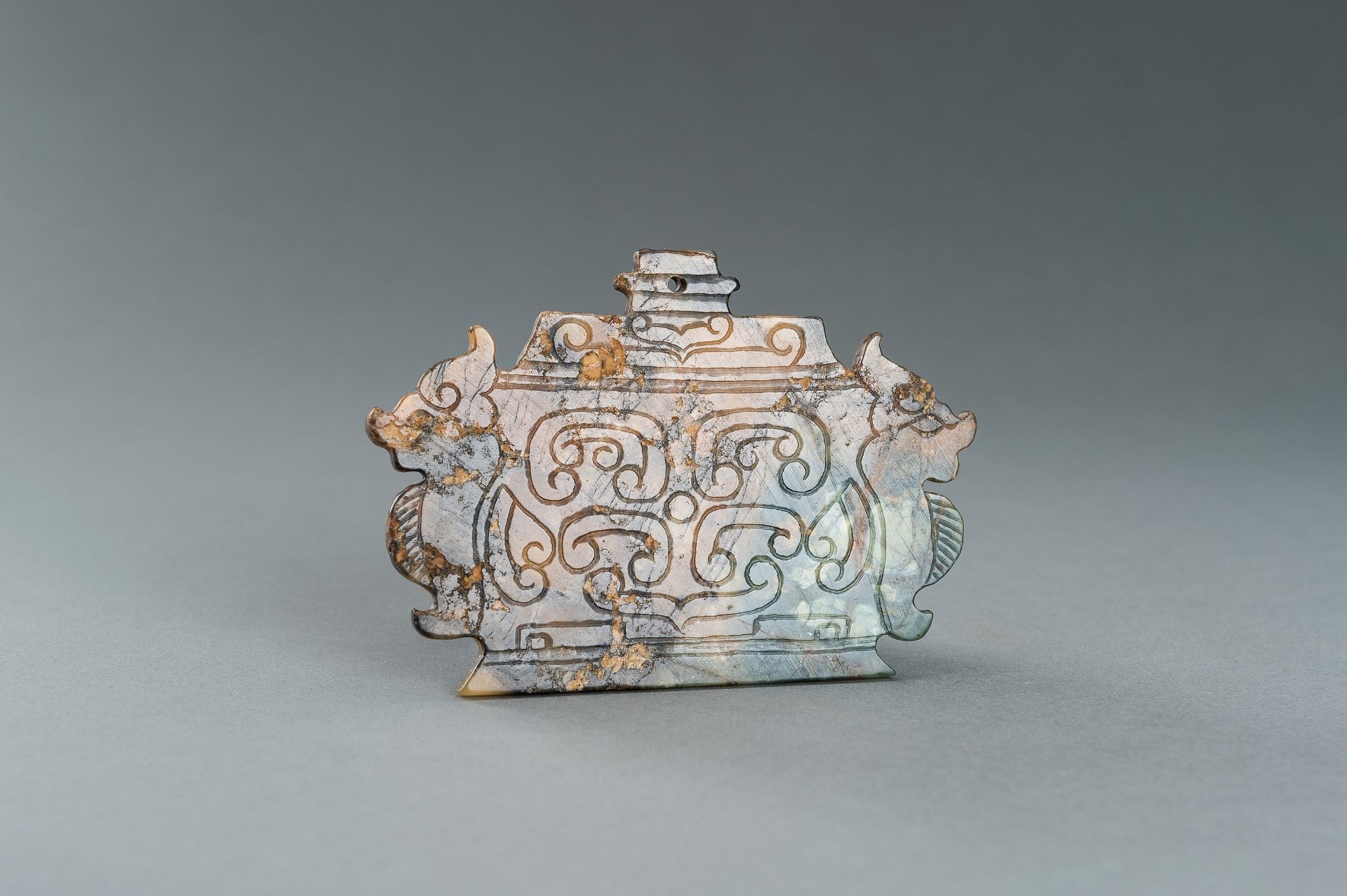 AN ARCHAISTIC JADE PLAQUE WITH CHILONG - Image 7 of 8