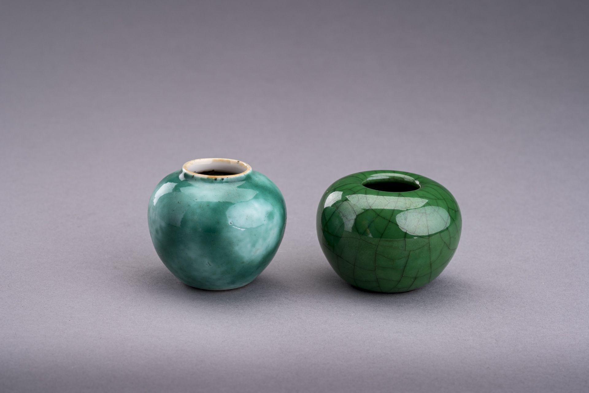 TWO MINIATURE GREEN GLAZED PORCELAIN POTS, c. 1920s - Bild 4 aus 6