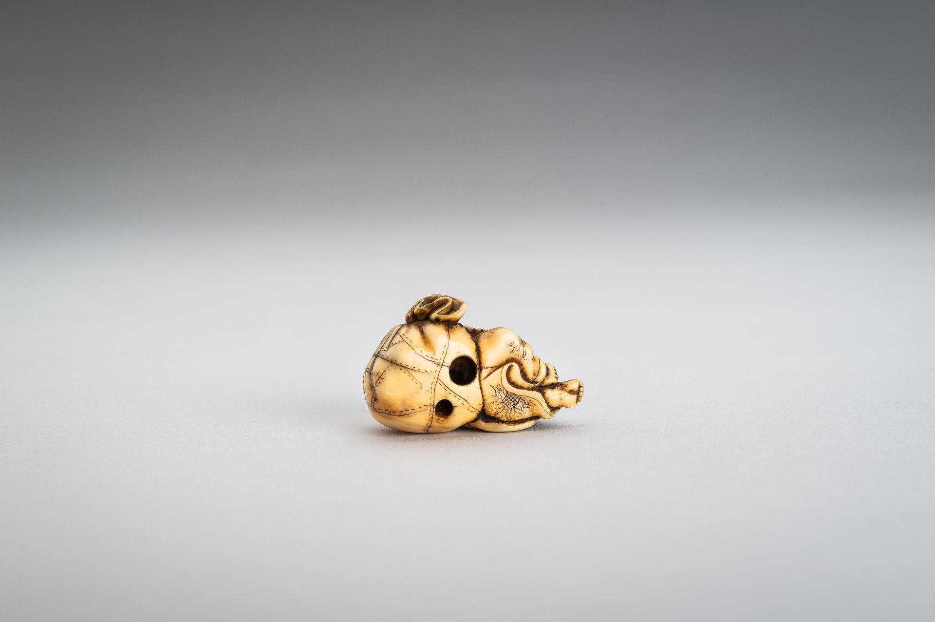 AN IVORY NETSUKE OF HOTEI WITH HIS TREASURE BAG - Bild 8 aus 10