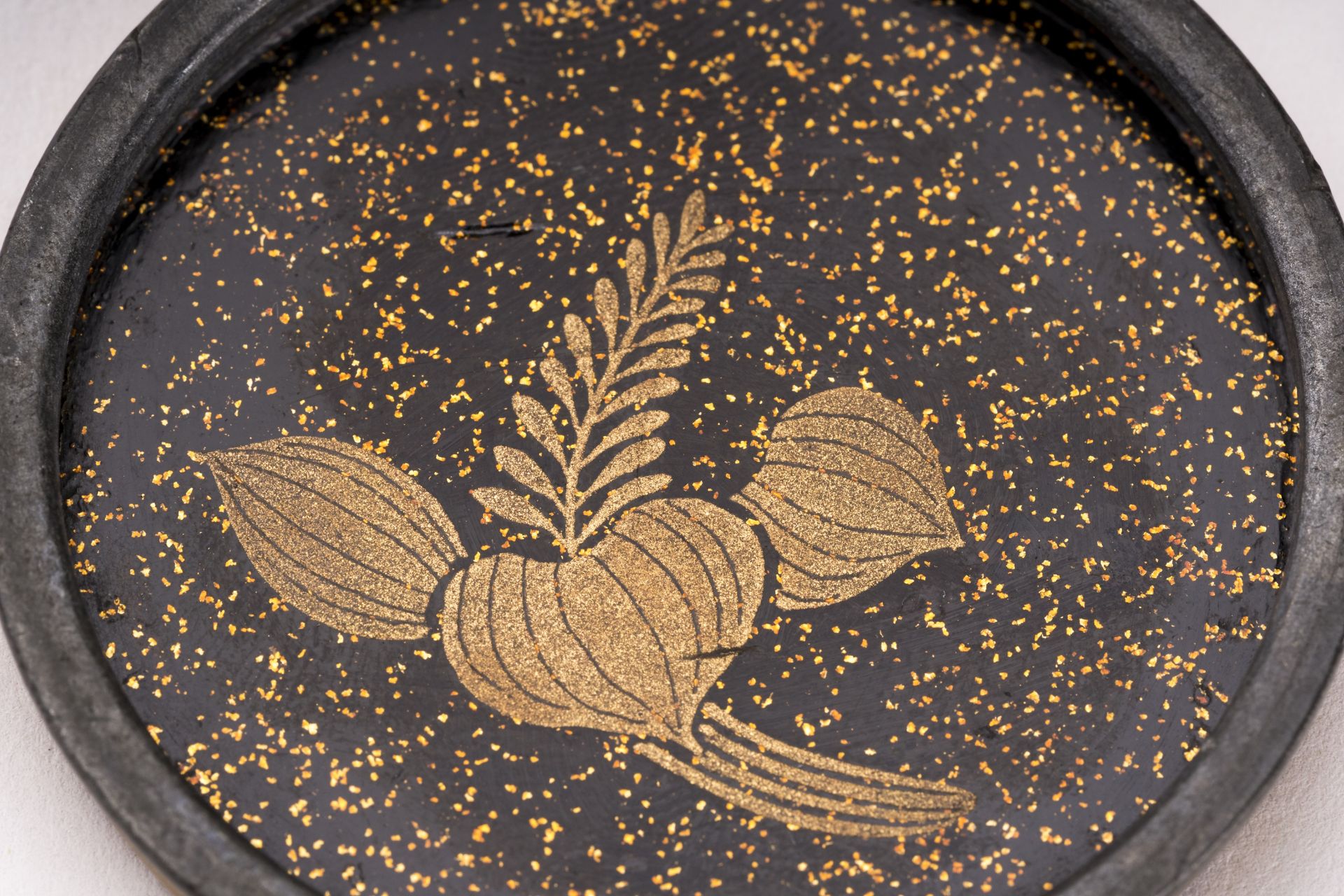 A GOLD LACQUER 'CHRYSANTHEMUM" BOX, MEIJI - Image 3 of 5