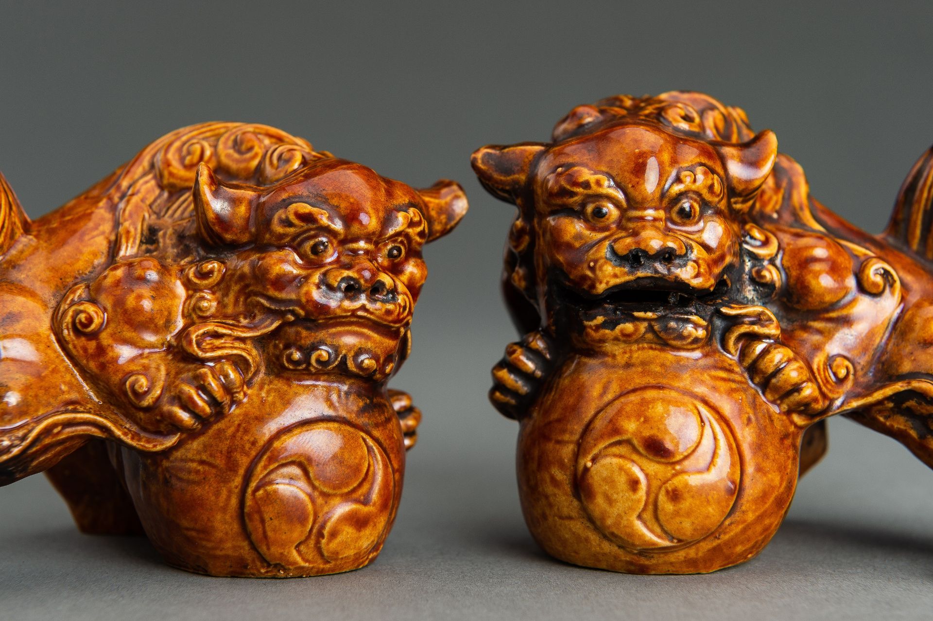 A PAIR OF AMBER GLAZED PORCELAIN SHISHI LIONS, MEIJI - Image 3 of 13