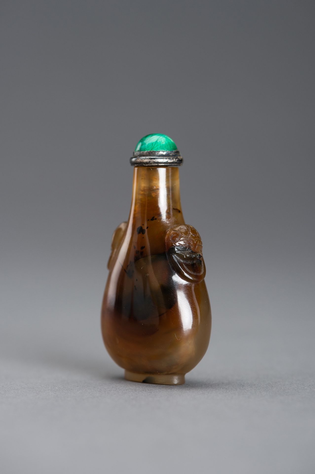 AN AGATE SNUFF BOTTLE