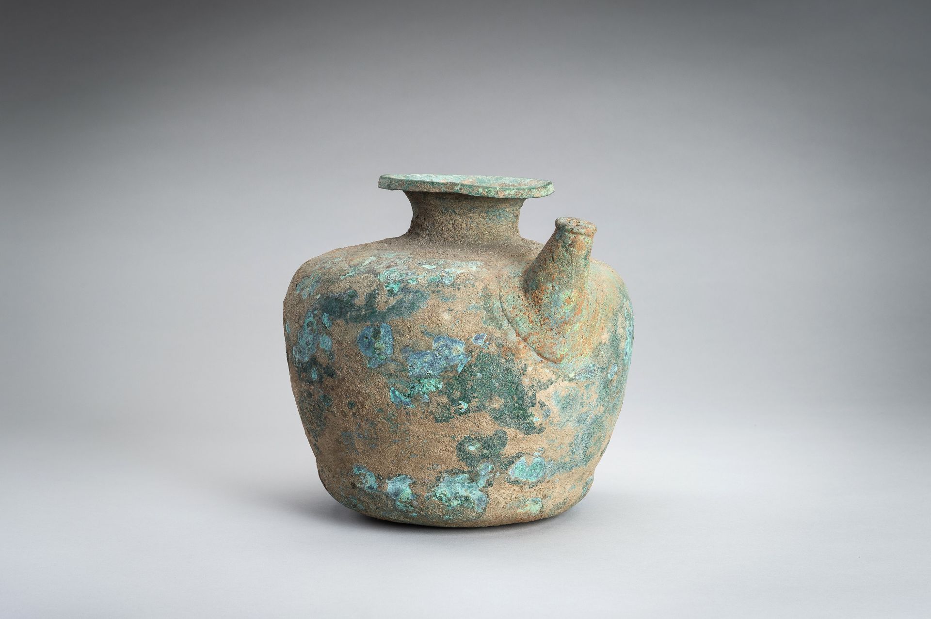 A HAN STYLE BRONZE POURING VESSEL - Bild 10 aus 14