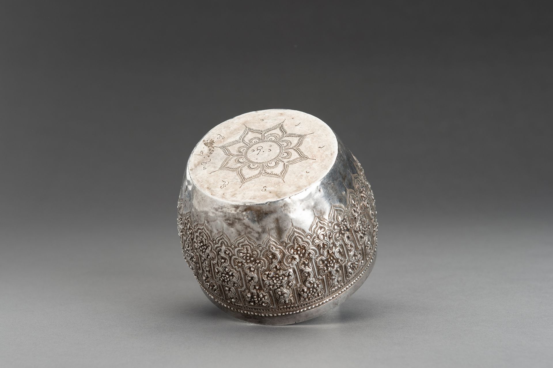 AN EMBOSSED BURMESE SILVER BOWL WITH FLORAL RELIEF - Image 5 of 13