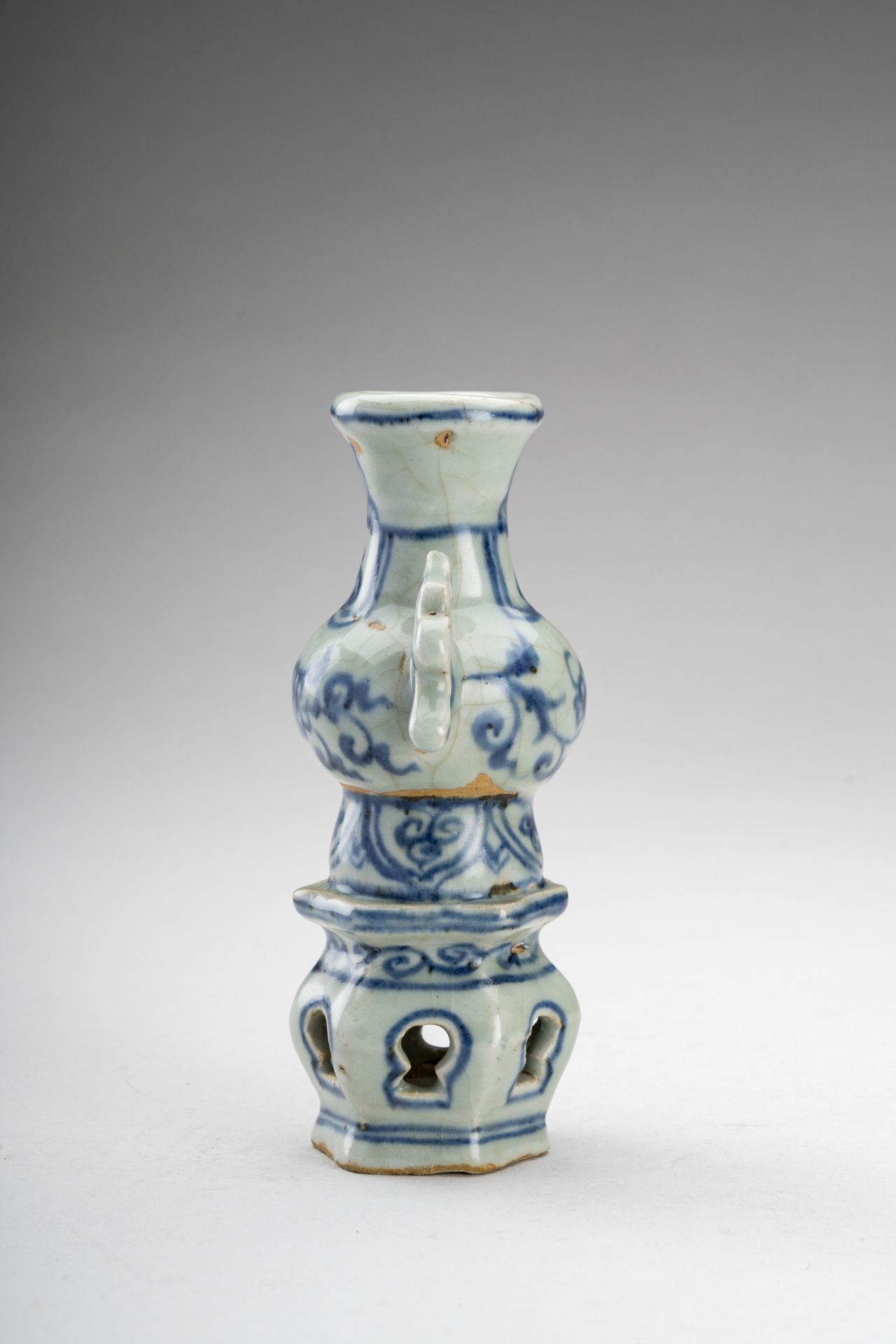 A SMALL BLUE AND WHITE PORCELAIN VASE - Image 3 of 7