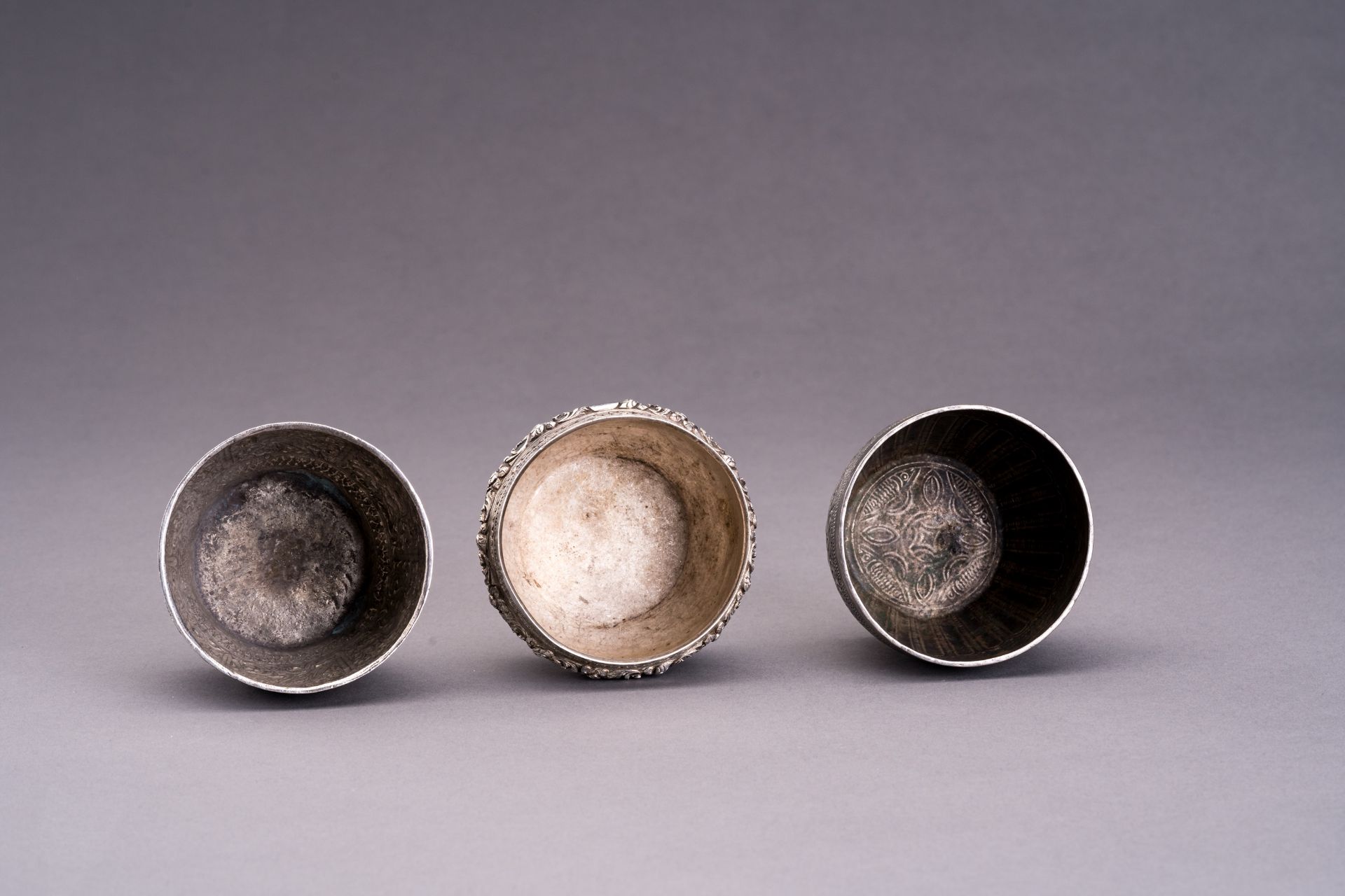 A LOT WITH THREE EMBOSSED SILVER BOWLS - Bild 8 aus 9