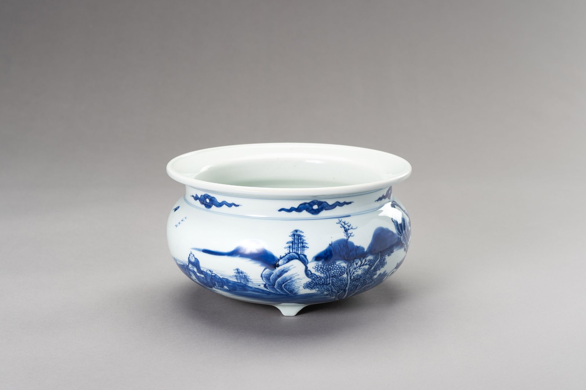 A LARGE BLUE AND WHITE TRIPOD CENSER, QING DYNASTY - Bild 7 aus 13