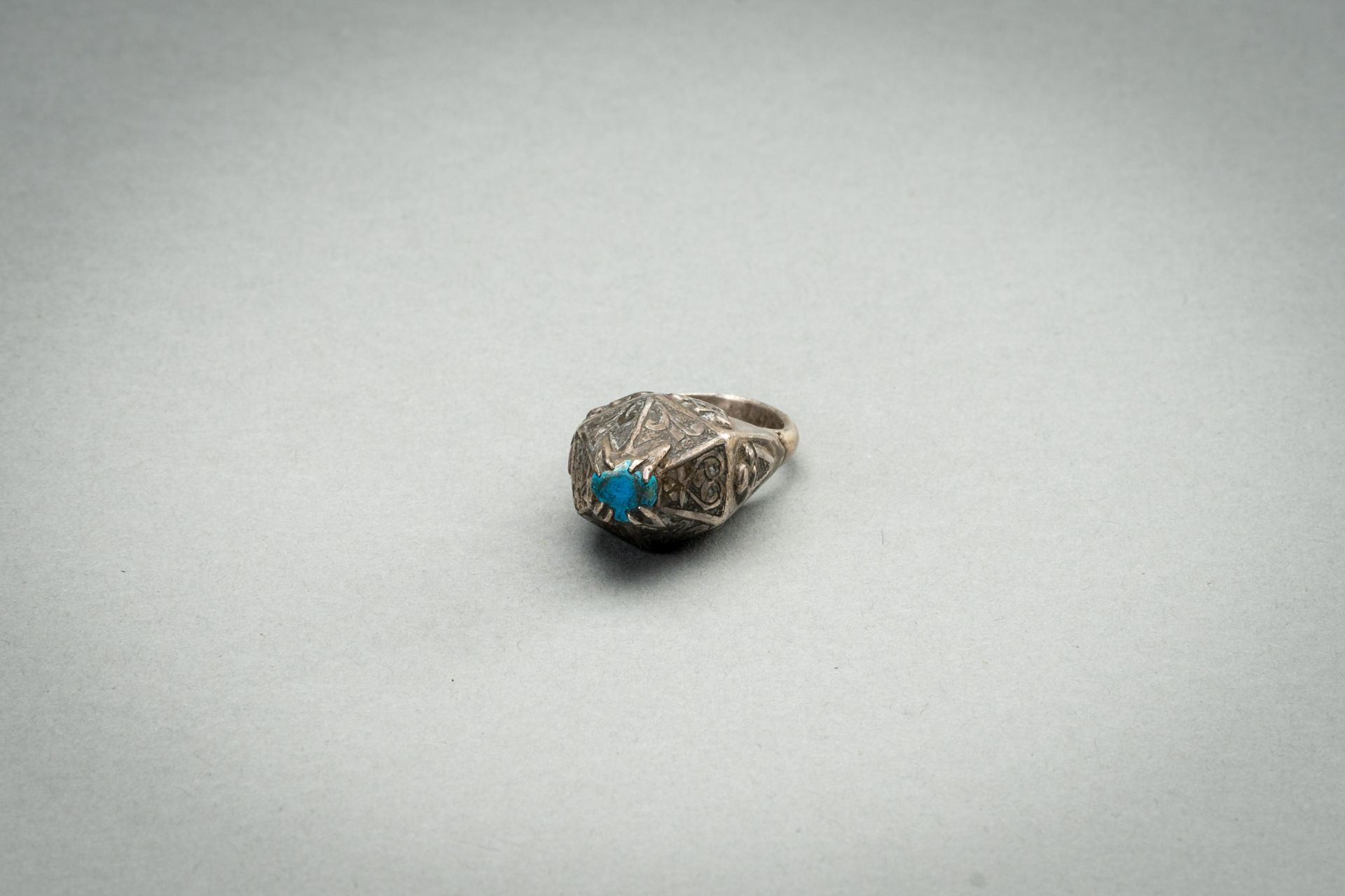 A TURQUOISE-MATRIX-SET SILVER RING, 19TH CENTURY - Image 6 of 7