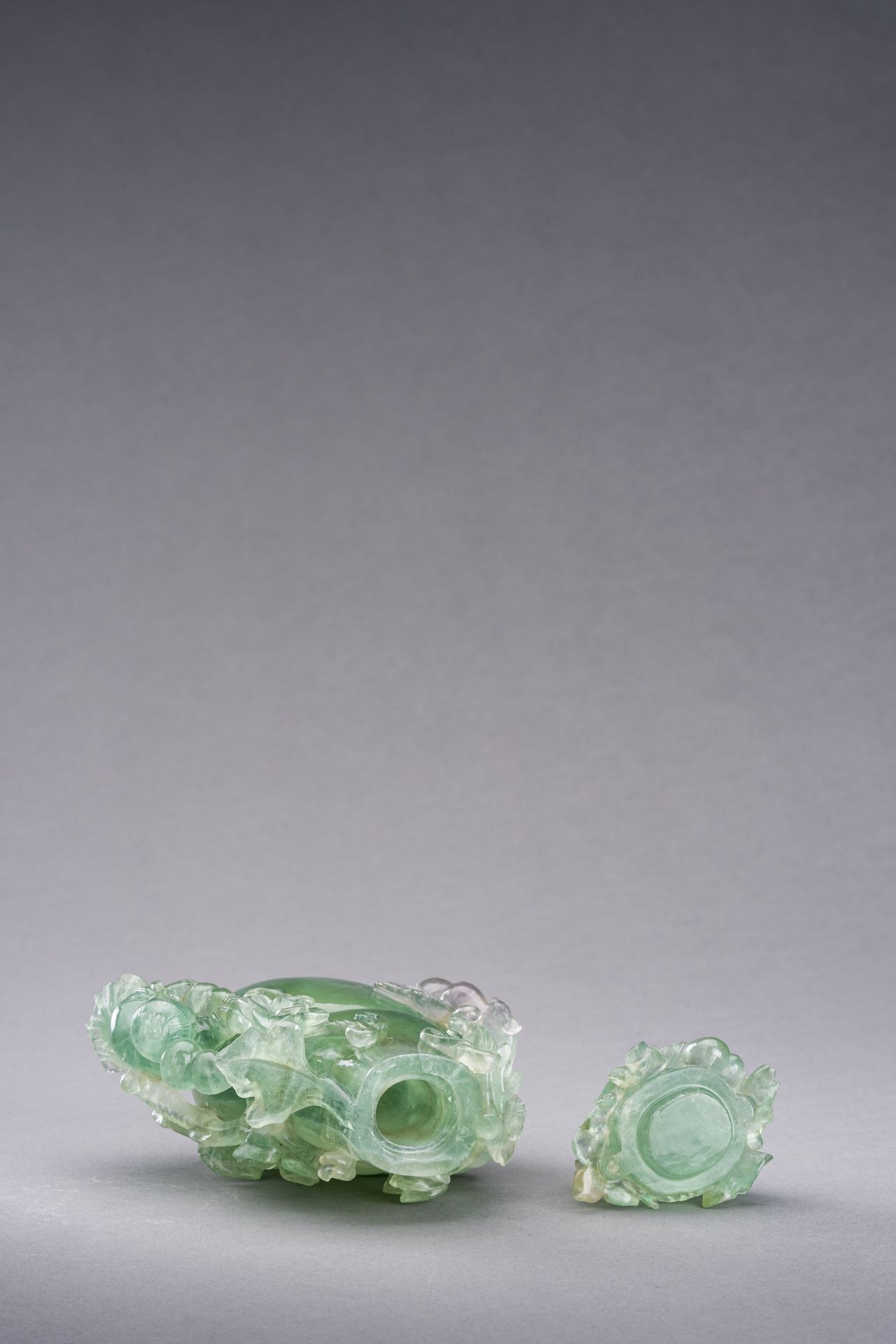 A GREEN FLUORITE 'DOUBLE GOURD AND BOY' VASE - Bild 9 aus 10