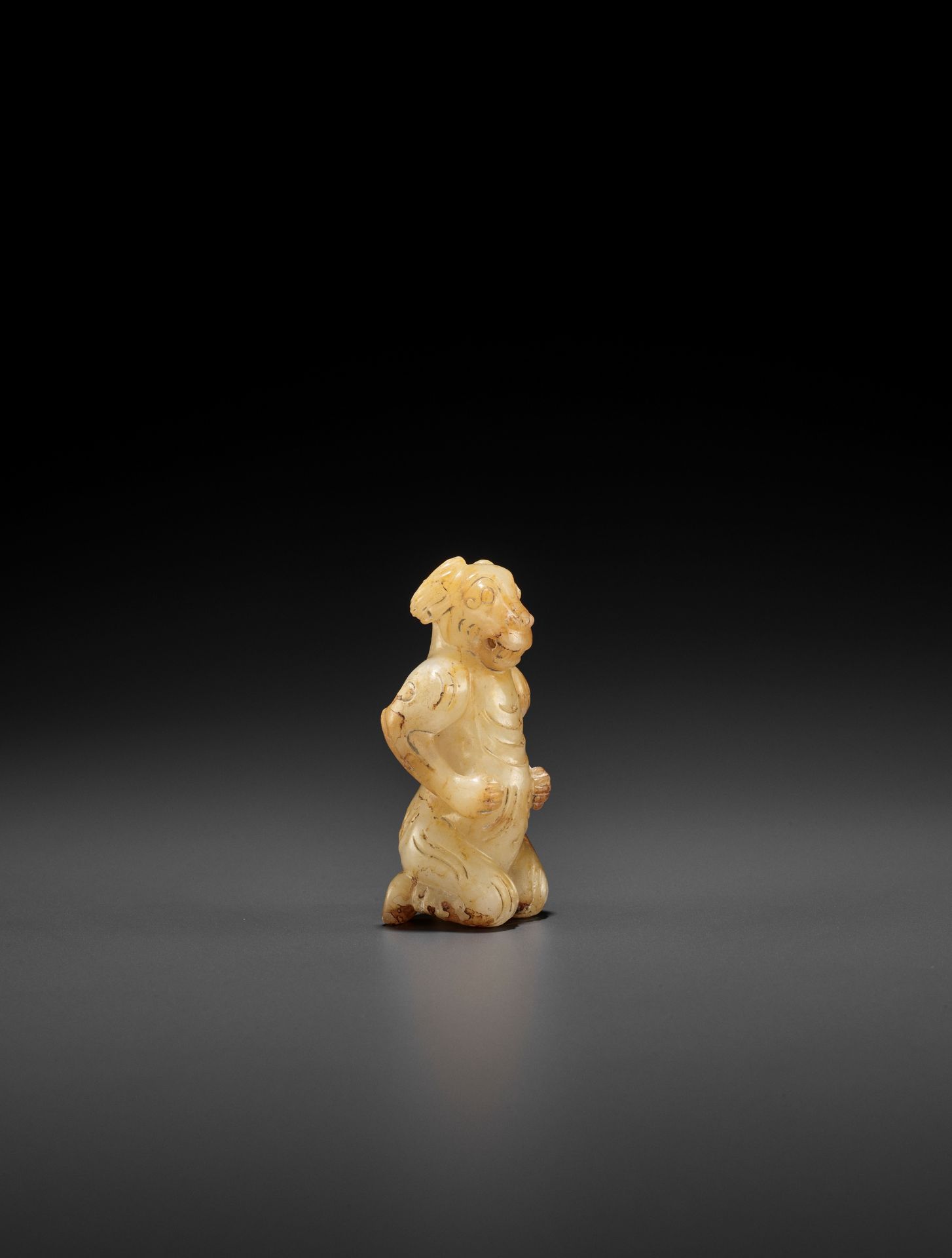 A YELLOW AND RUSSET JADE FIGURE WITH A RAM'S HEAD - Bild 7 aus 12