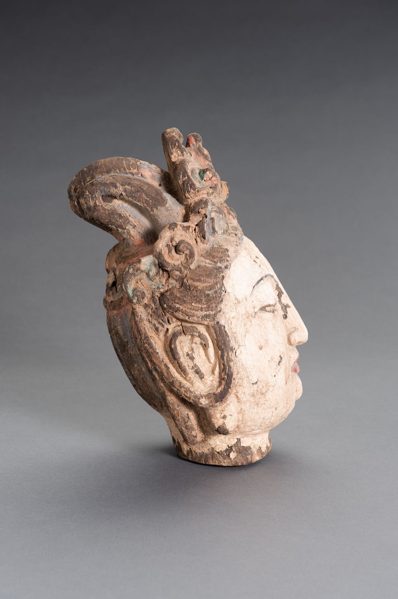 A CARVED POLYCHROME WOOD HEAD OF GUANYIN - Image 7 of 9