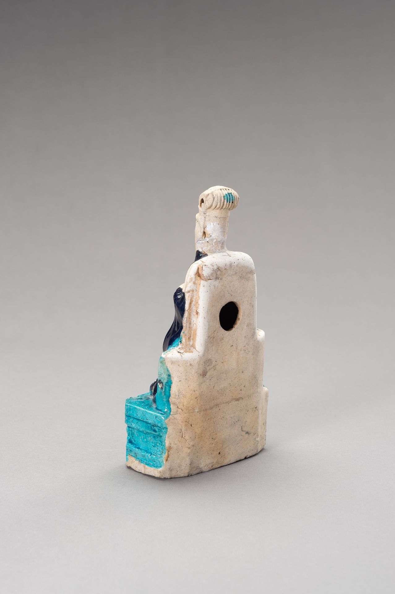 A FAHUA-DECORATED BISCUIT 'DIGNITARY' JOSS STICK HOLDER, QING DYNASTY - Image 7 of 12