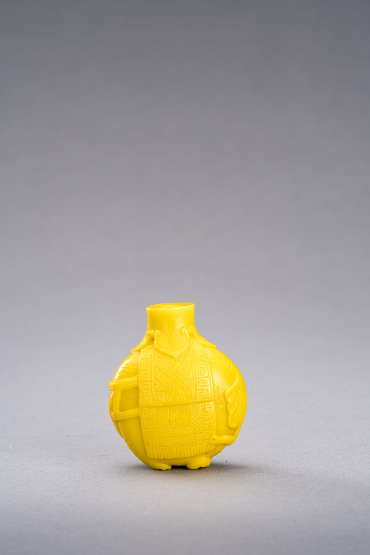 A YELLOW GLASS 'CAPARISONED ELEPHANT' SNUFF BOTTLE, c. 1920s - Image 3 of 6
