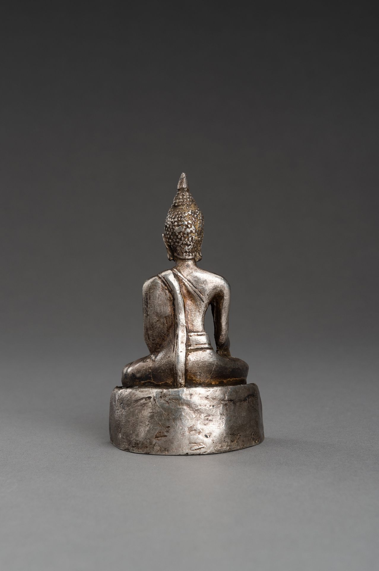 A THAI SILVER FOIL REPOUSSE FIGURE OF BUDDHA, 1920s - Bild 8 aus 9
