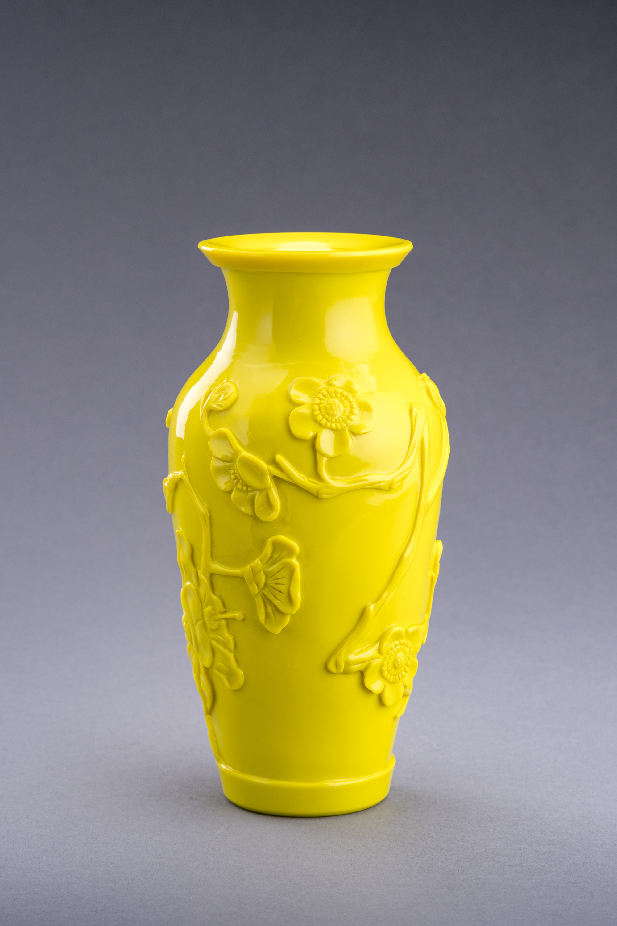 A BRIGHT YELLOW PEKING GLASS 'FLOWERS' VASE, REPUBLIC PERIOD - Image 4 of 7