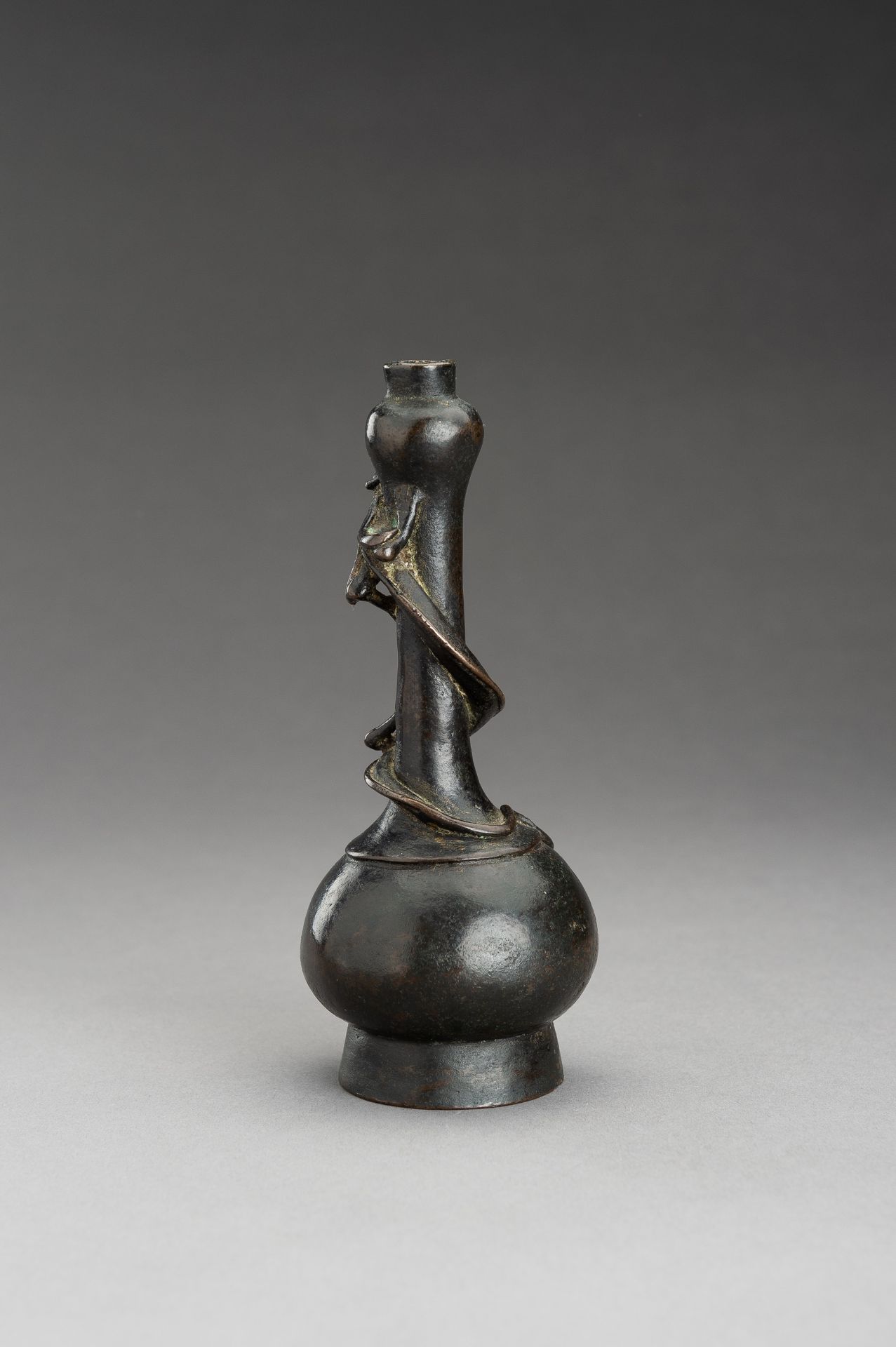 A BRONZE CHILONG BOTTLE VASE, 17TH CENTURY - Image 7 of 10