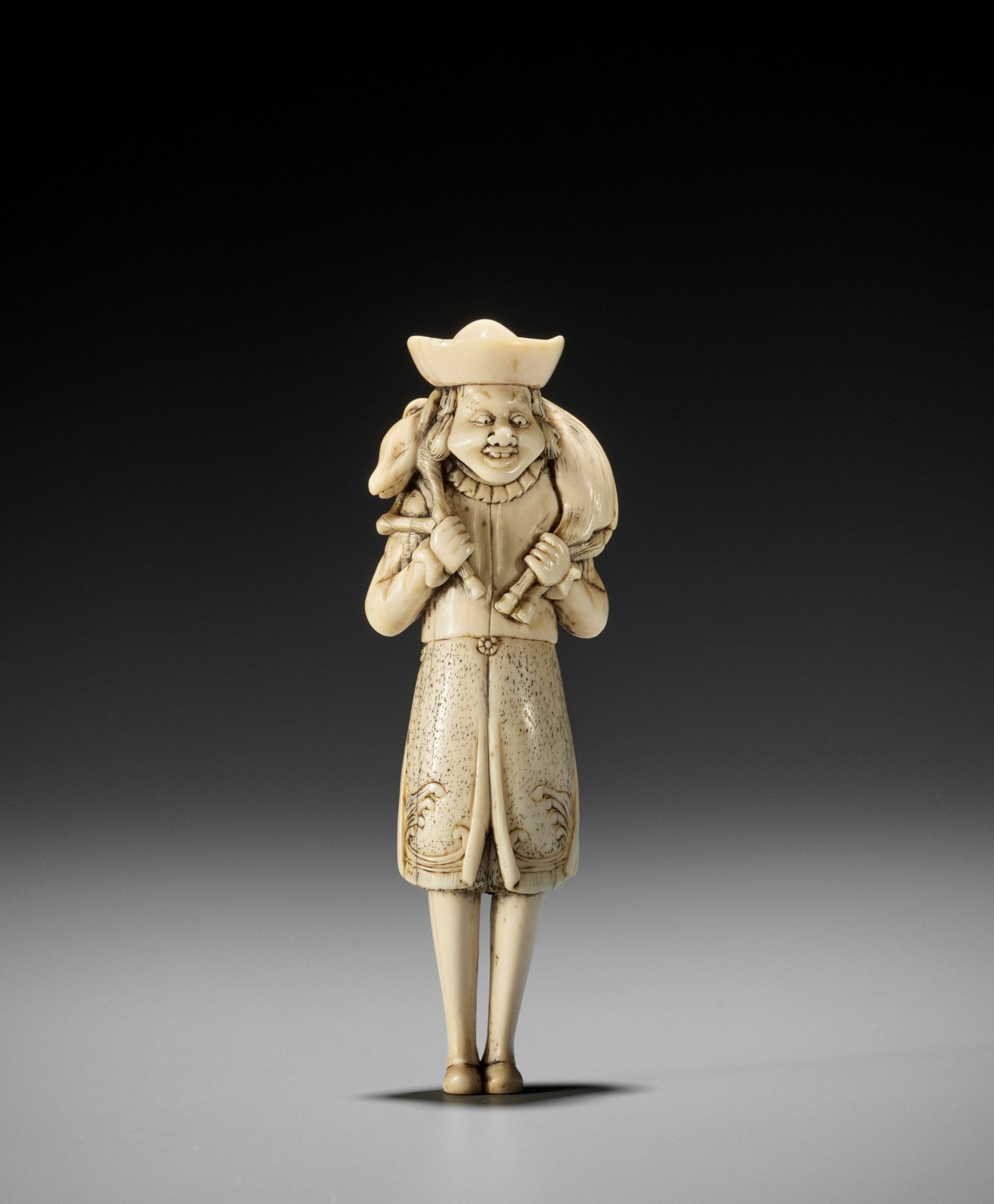 A SUPERB IVORY NETSUKE OF A DUTCHMAN - Image 3 of 17