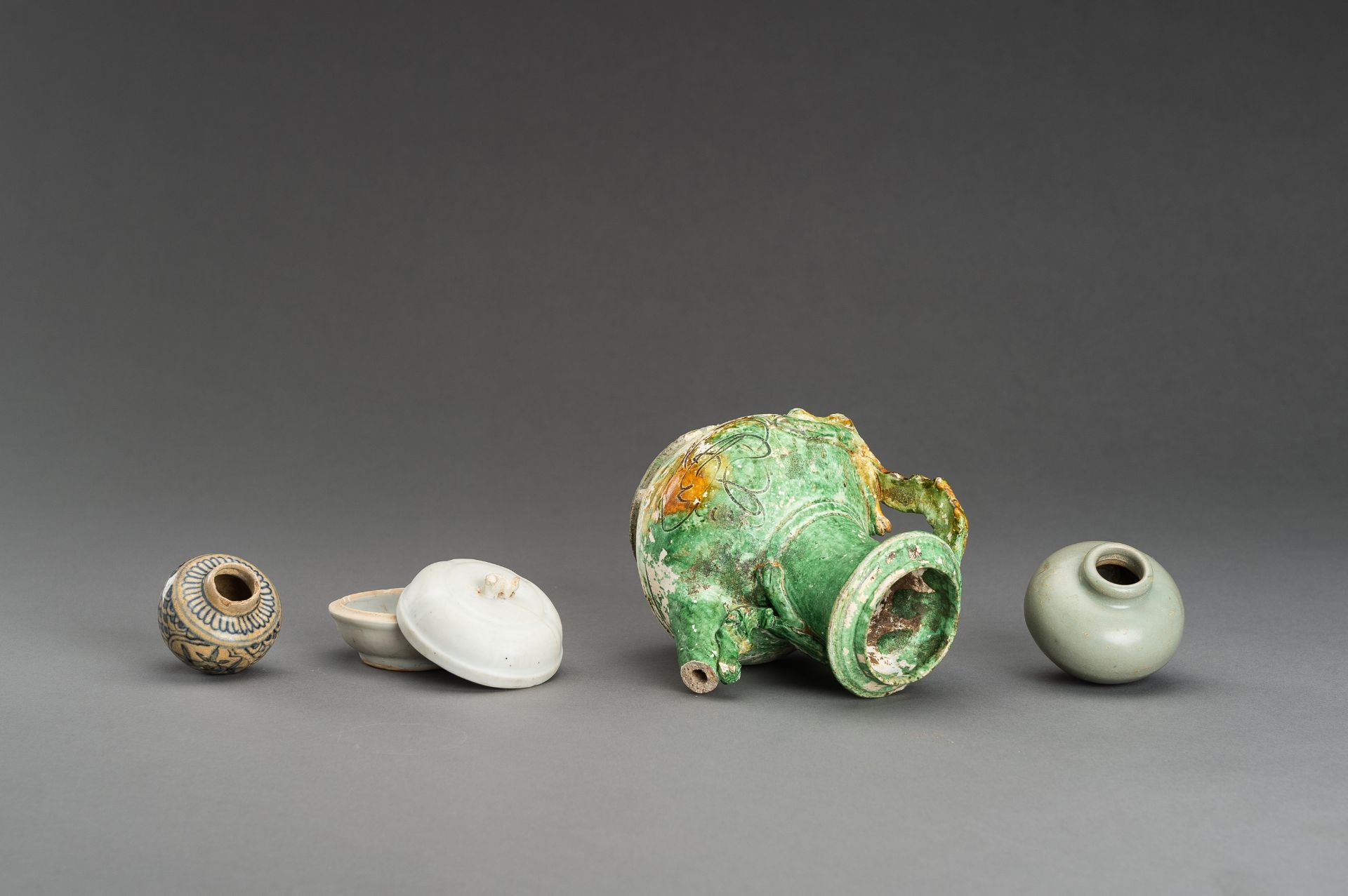 A MIXED LOT WITH FOUR CERAMIC VESSELS - Image 9 of 10