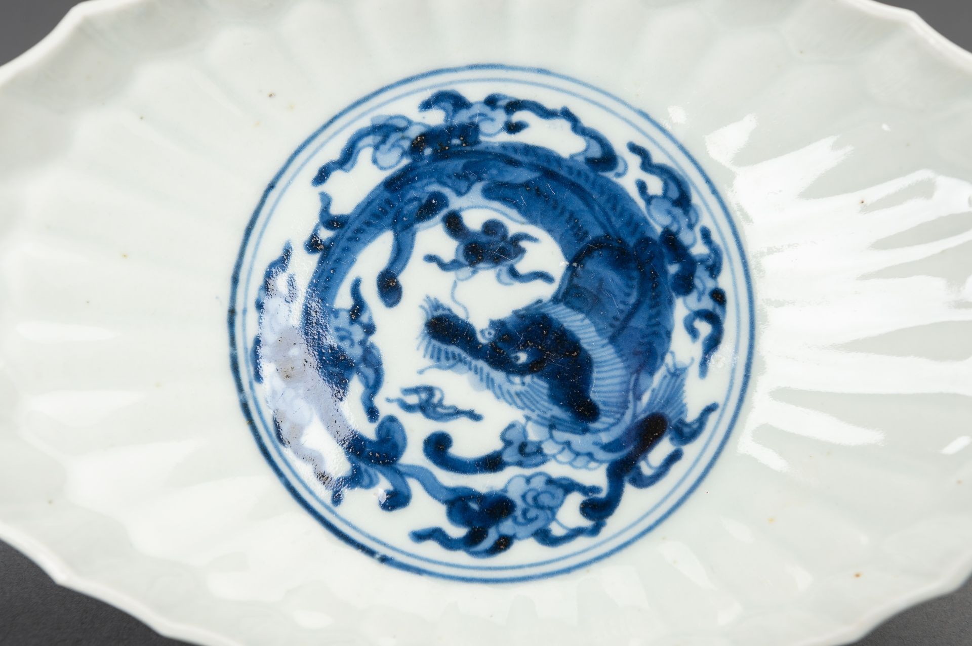 A BLUE AND WHITE 'DRAGON' ARITA PORCELAIN TRAY, MEIJI - Image 2 of 9