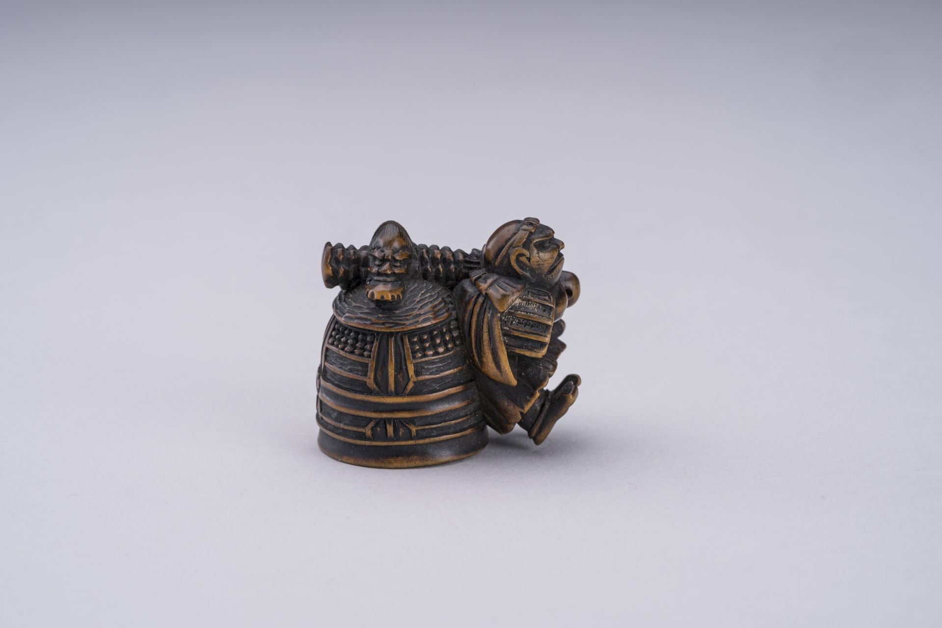 HIDEKAZU: A WOOD NETSUKE OF BENKEI CARRYING THE BELL OF MIIDERA - Image 5 of 6