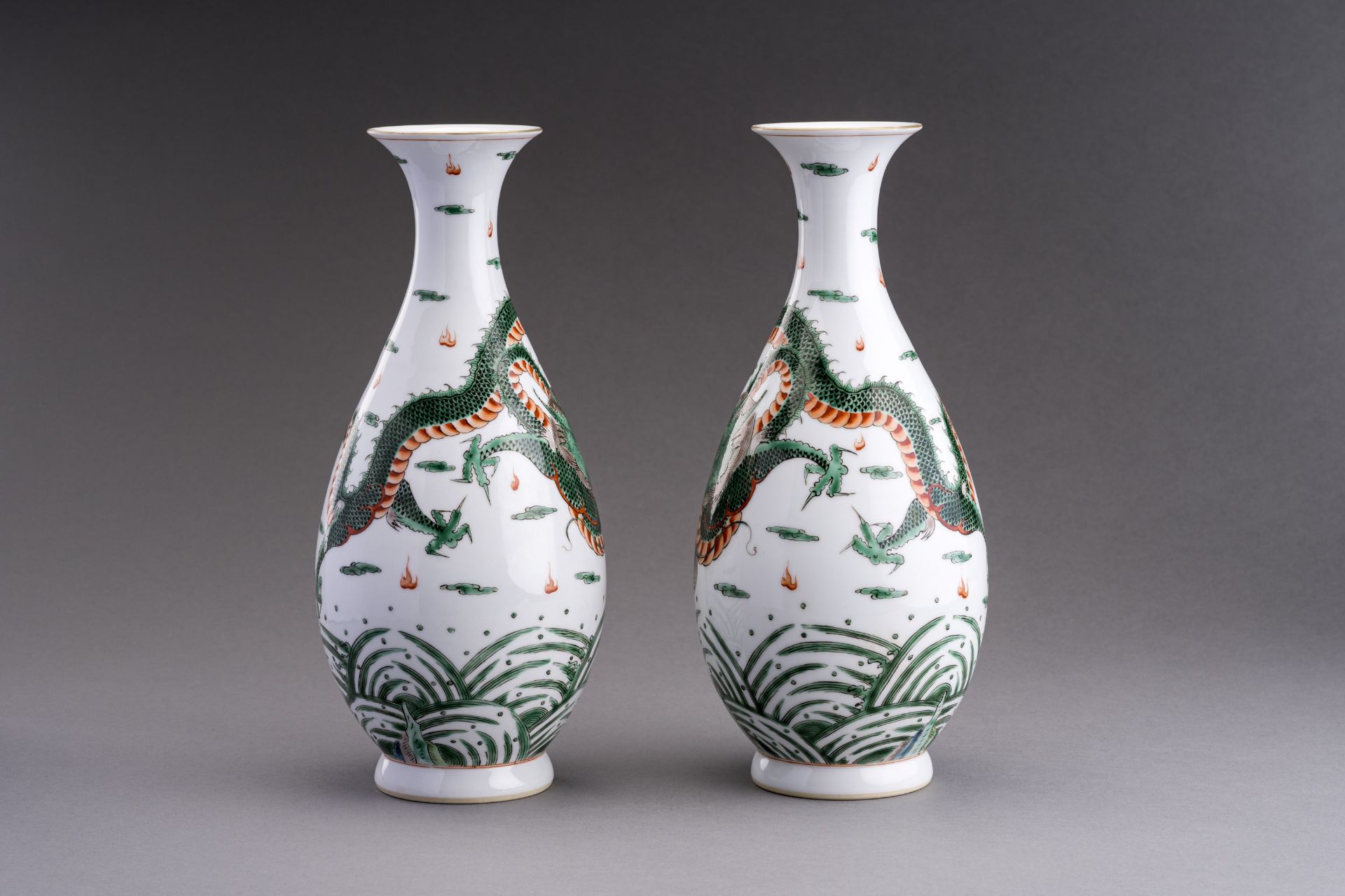 A PAIR OF FAMILLE VERTE 'DRAGON' PORCELAIN VASES - Image 3 of 7