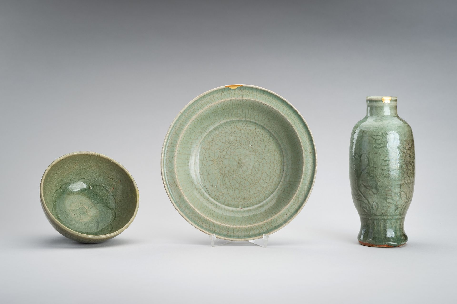 THREE LONGQUAN CELADON PORCELAIN ITEMS - Image 9 of 12