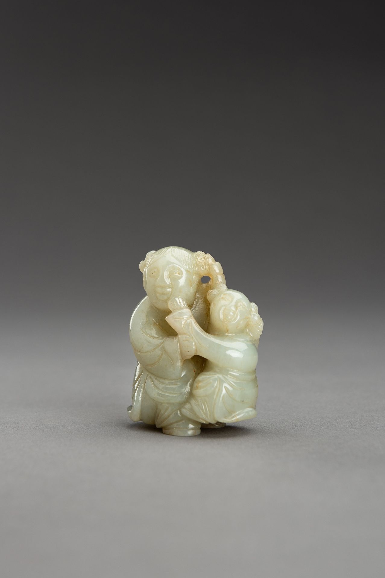 A PALE CELADON JADE PENDANT OF TWO CHILDREN - Image 6 of 10