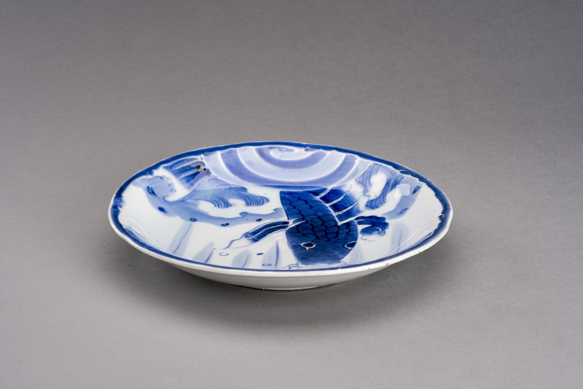 A BLUE AND WHITE ARITA PORCELAIN DISH 'LEAPING CARP', EDO - Bild 4 aus 8