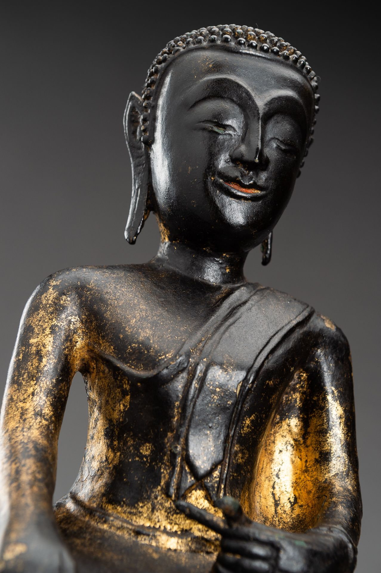 A BURMESE LACQUERED WOOD FIGURE OF BUDDHA SHAKYAMUNI - Image 4 of 11