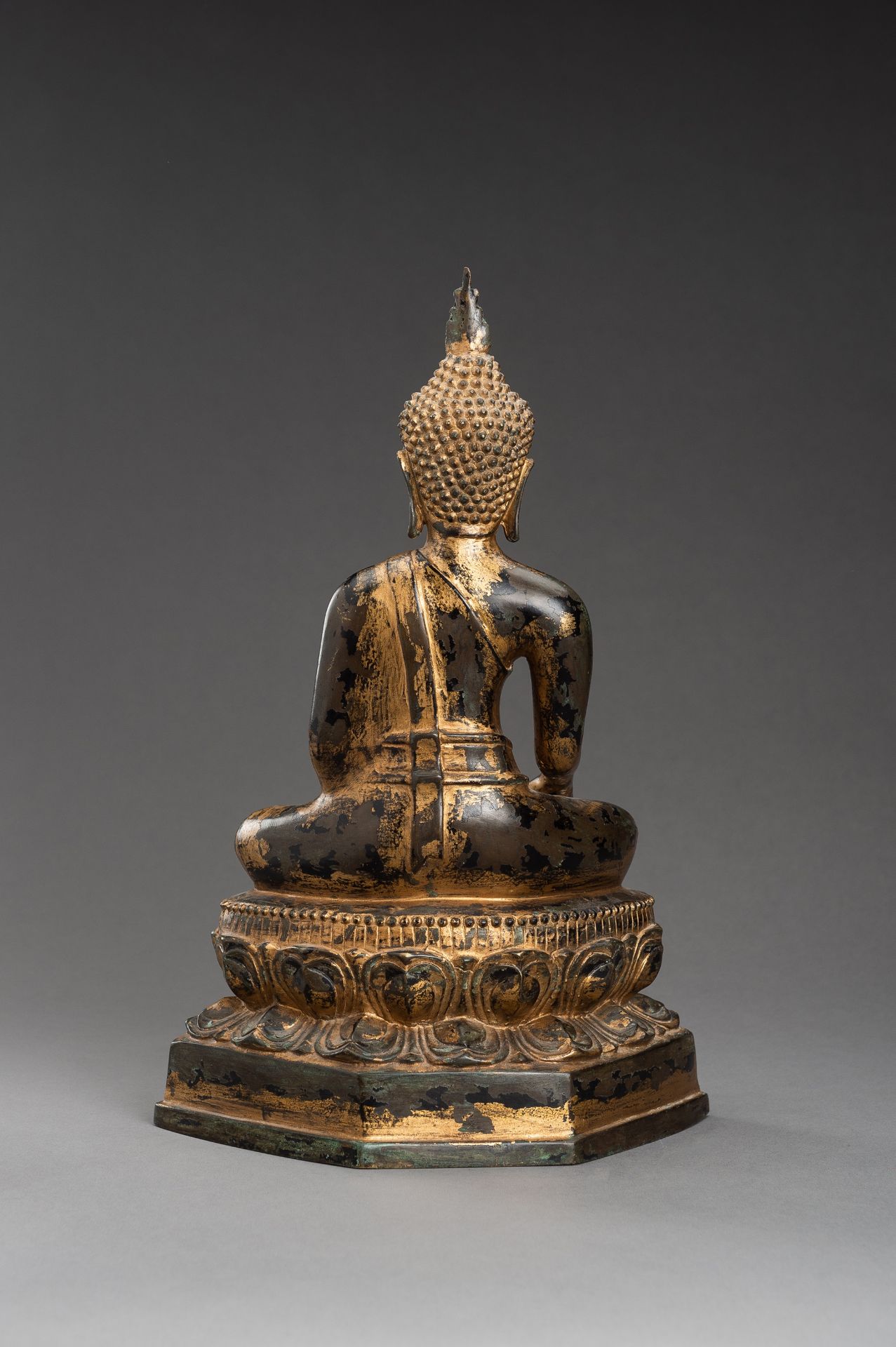 A LARGE GOLD LACQUERED BRONZE FIGURE OF BUDDHA - Image 9 of 10