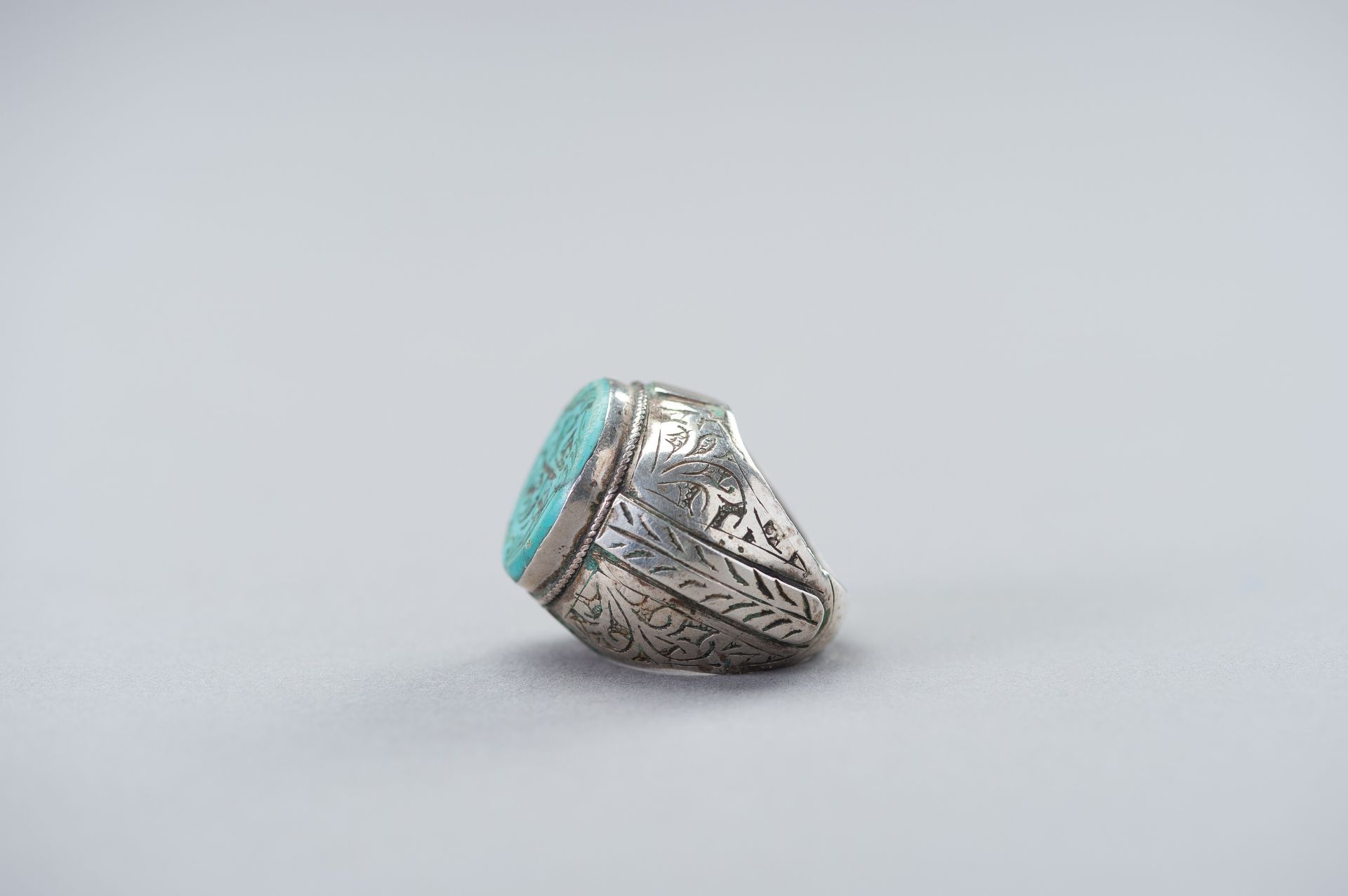 A PERSIAN SILVER RING WITH TURQUOISE MATRIX INTAGLIO, 19TH CENTURY - Image 6 of 9