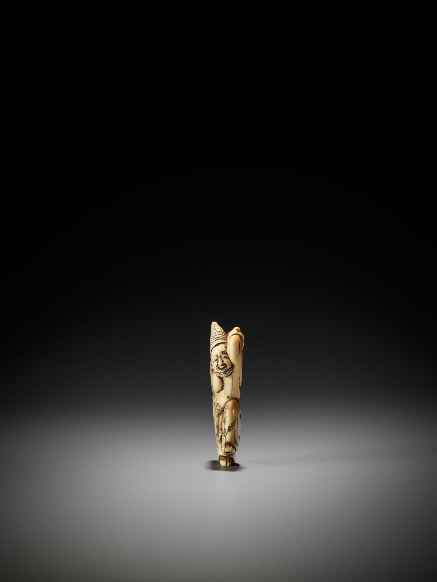 AN EARLY IVORY NETSUKE OF A SAMBASO DANCER - Image 4 of 8