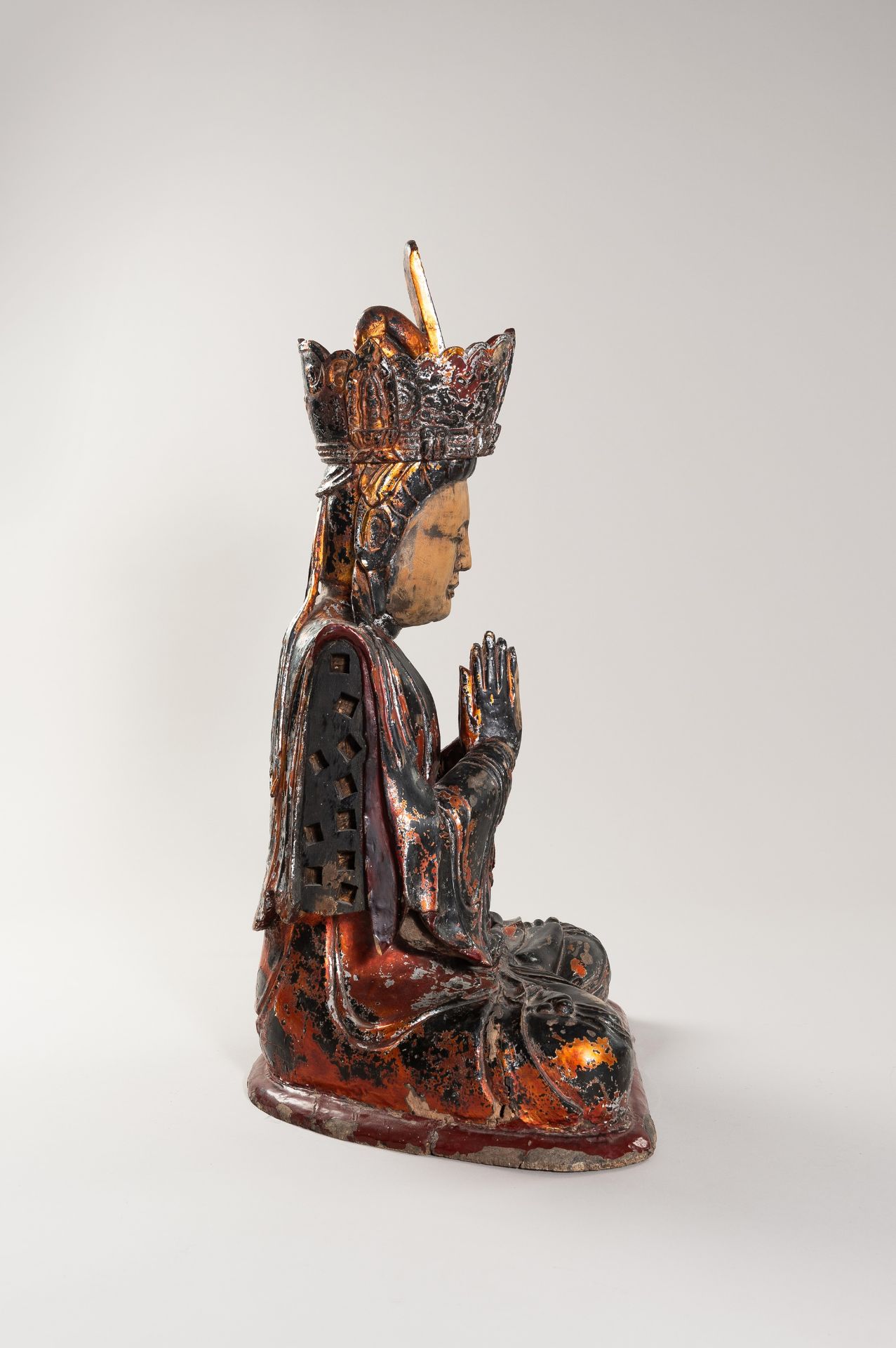 A VERY LARGE VIETNAMESE LACQUERED WOOD STATUE OF QUAN AM - Image 6 of 17