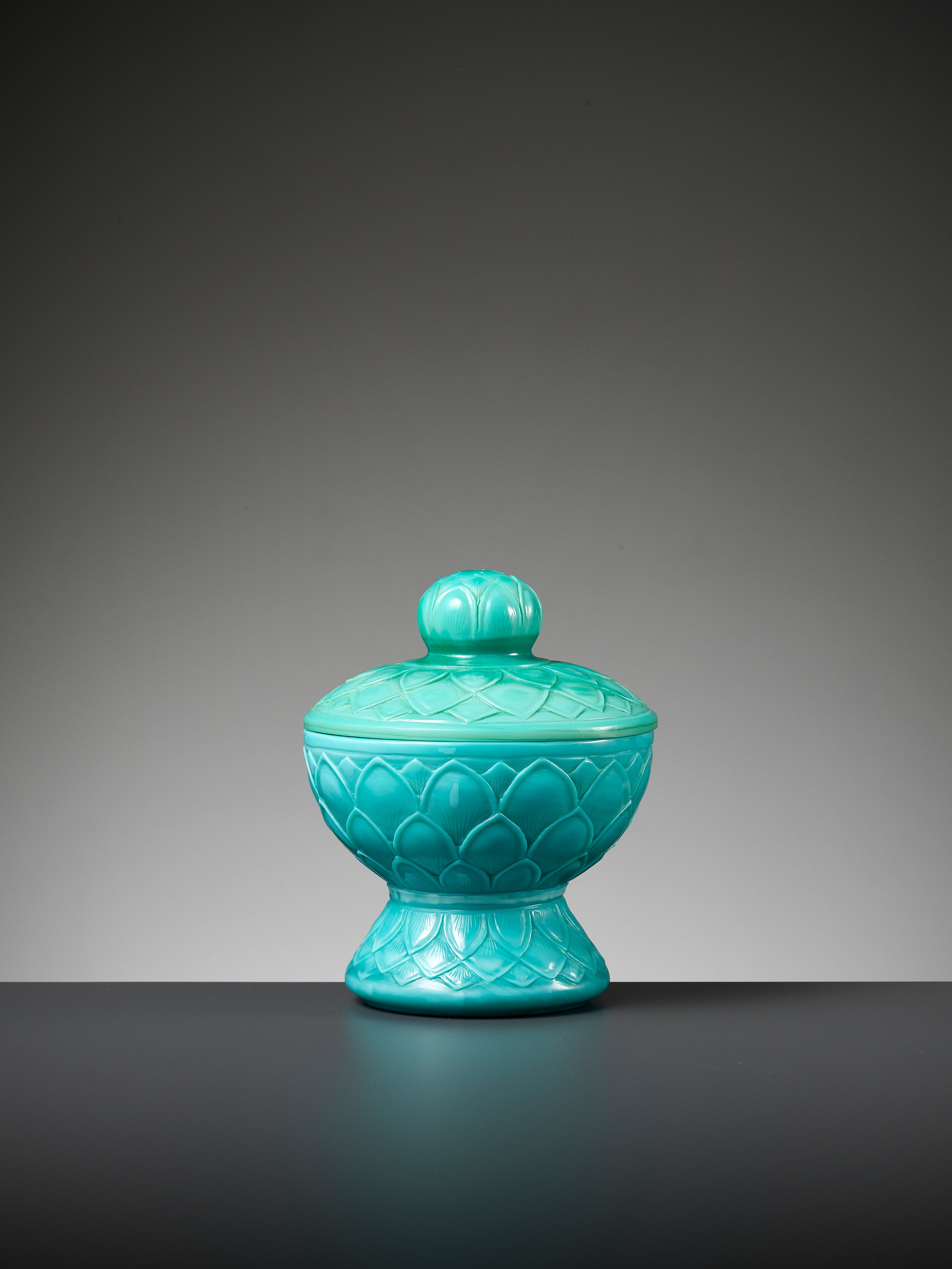 A RARE TURQUOISE PEKING GLASS STEM BOWL AND COVER, QIANLONG MARK AND PERIOD - Image 7 of 12