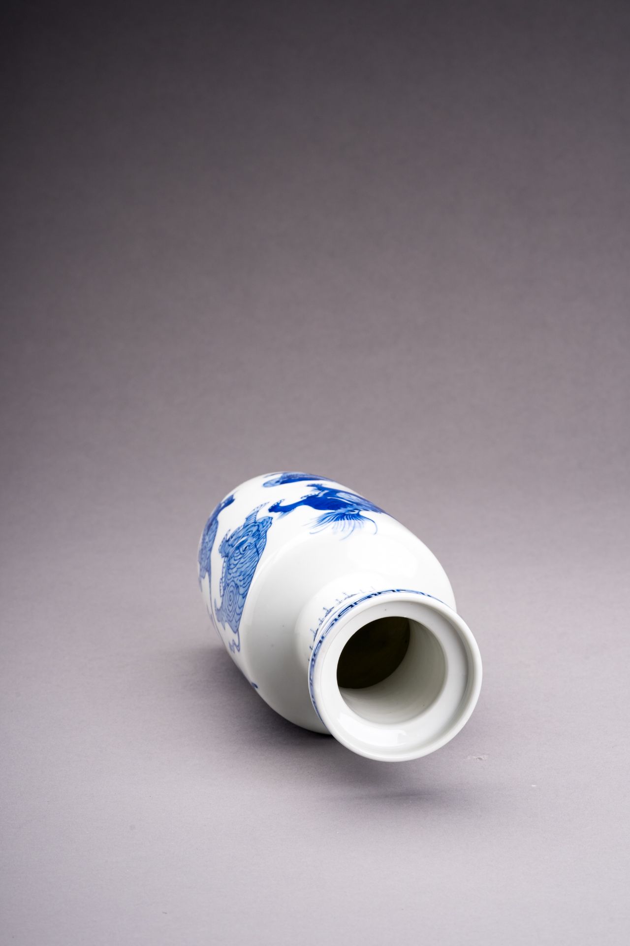 A BLUE AND WHITE PORCELAIN ROULEAU VASE - Image 6 of 8