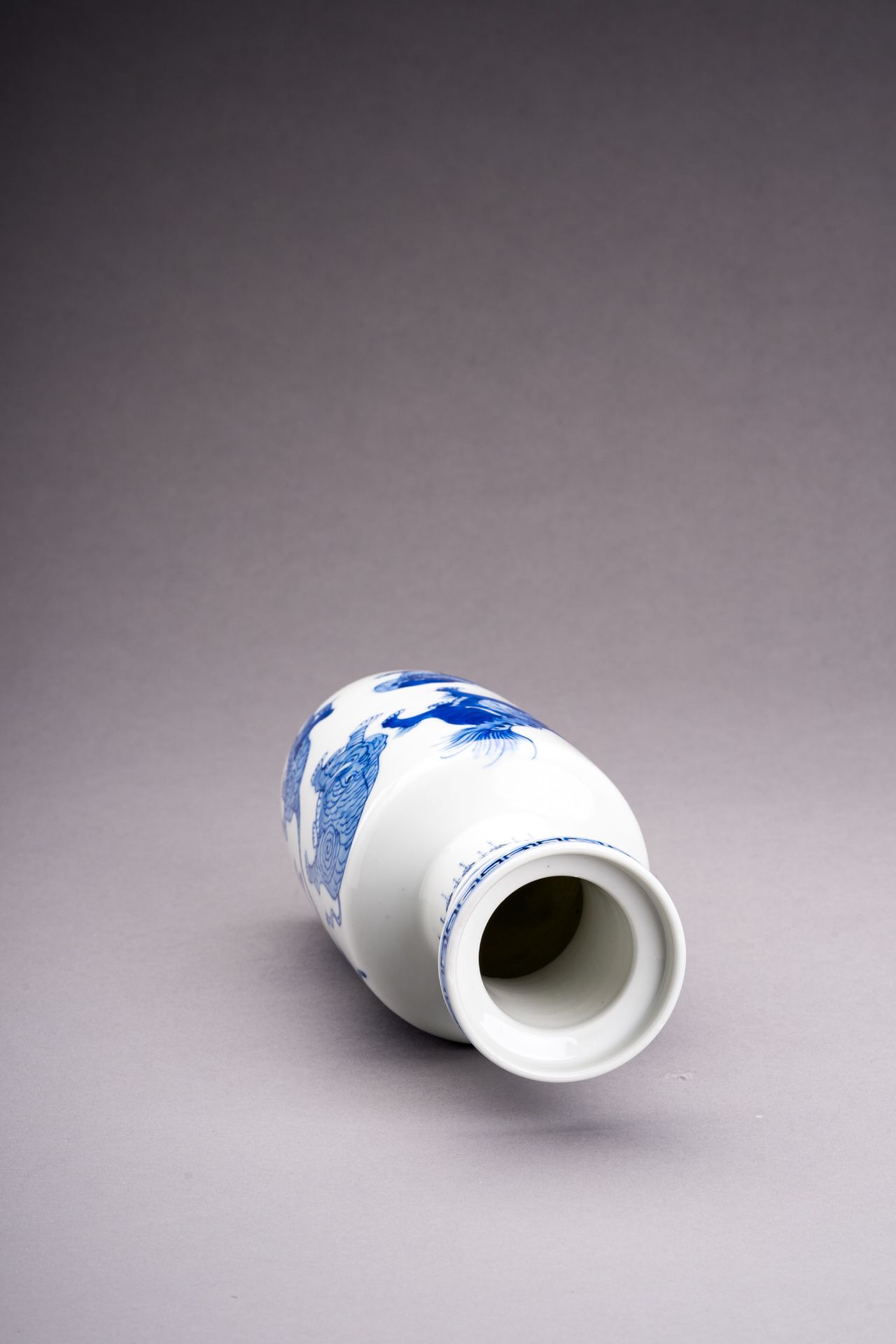 A BLUE AND WHITE PORCELAIN ROULEAU VASE - Bild 6 aus 8